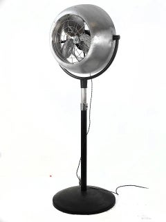 Ventilatore da pavimento grande, drammatico e aerodinamico