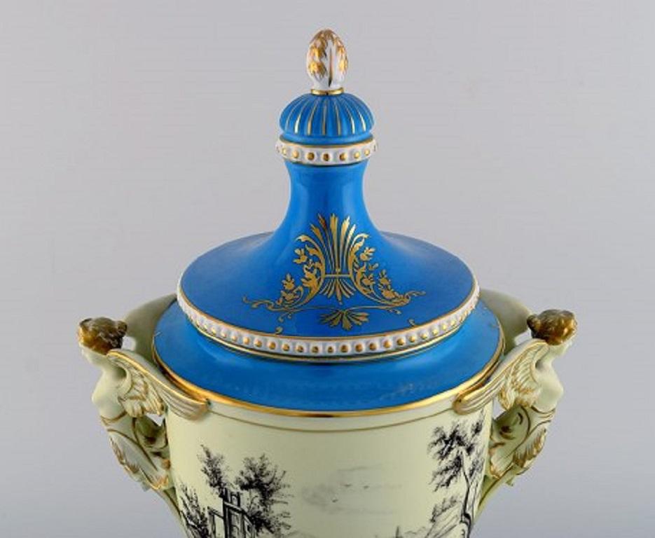 Grand vase ornemental de Dresde en porcelaine peinte à la main avec des scènes classicistes et des poignées en forme de figures féminines ailées.
19ème siècle.
Mesures : 42.5 x 24 cm.
En parfait état.
Estampillé.