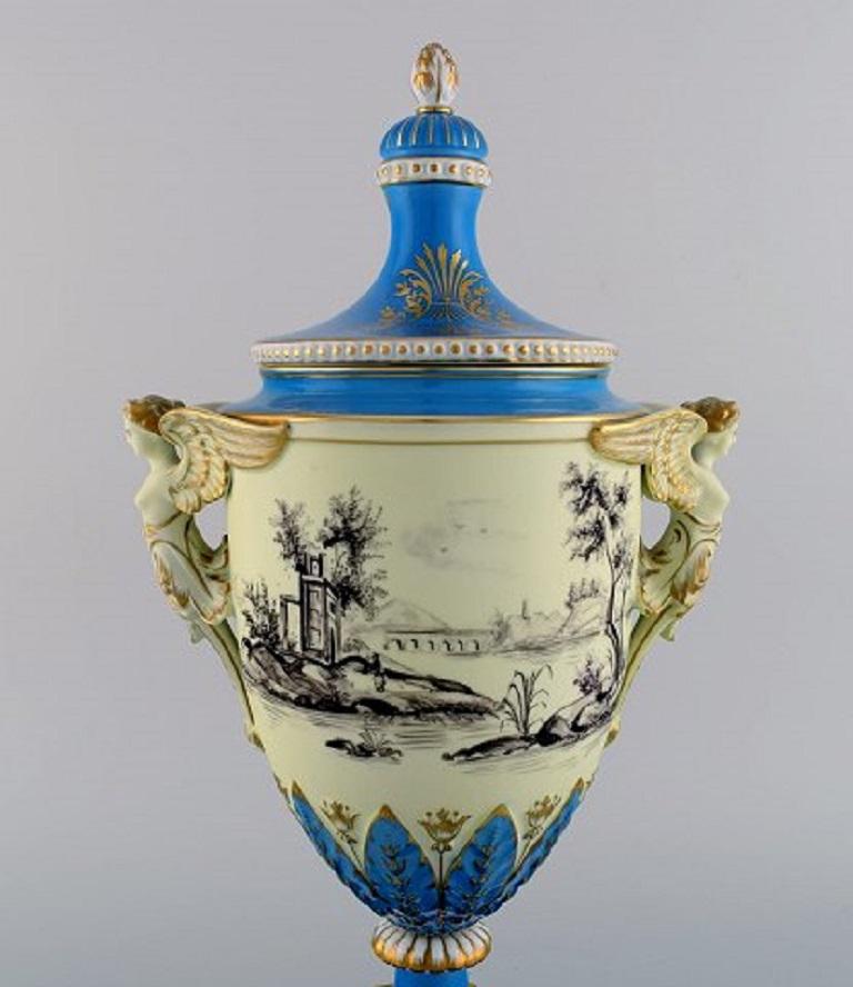 Neoclassico Grande vaso ornamentale Dresden Porcelain dipinto a mano con scene classicheggianti in vendita