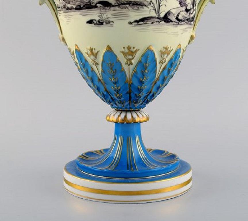 Allemand Grand vase ornemental de Dresde en porcelaine peinte à la main avec des scènes classiques en vente