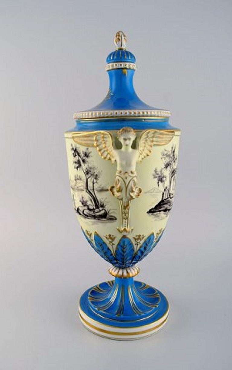 Peint à la main Grand vase ornemental de Dresde en porcelaine peinte à la main avec des scènes classiques en vente