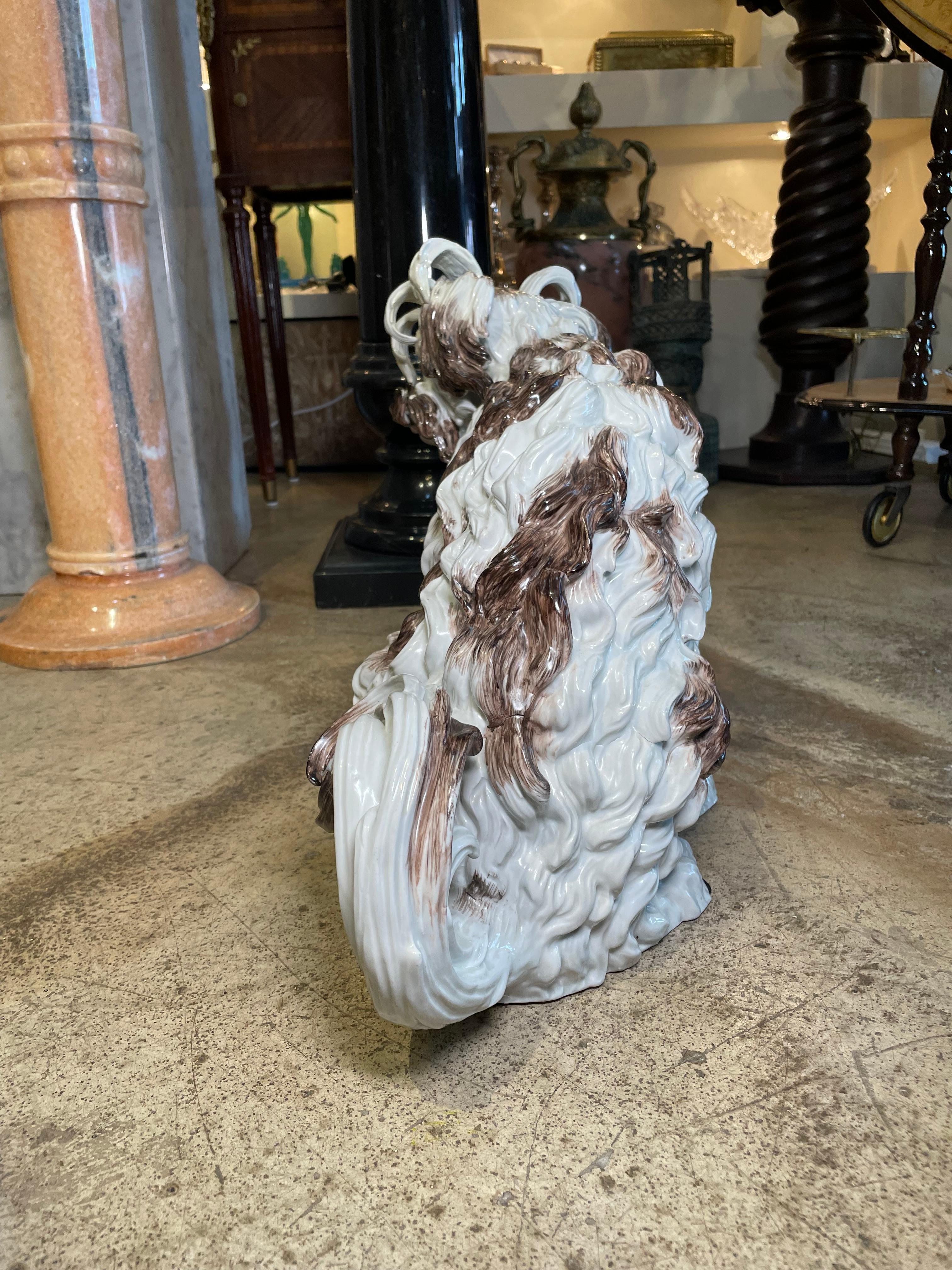 Perro Boloñés Grande de Dresden Porcelain Pintado a mano en venta