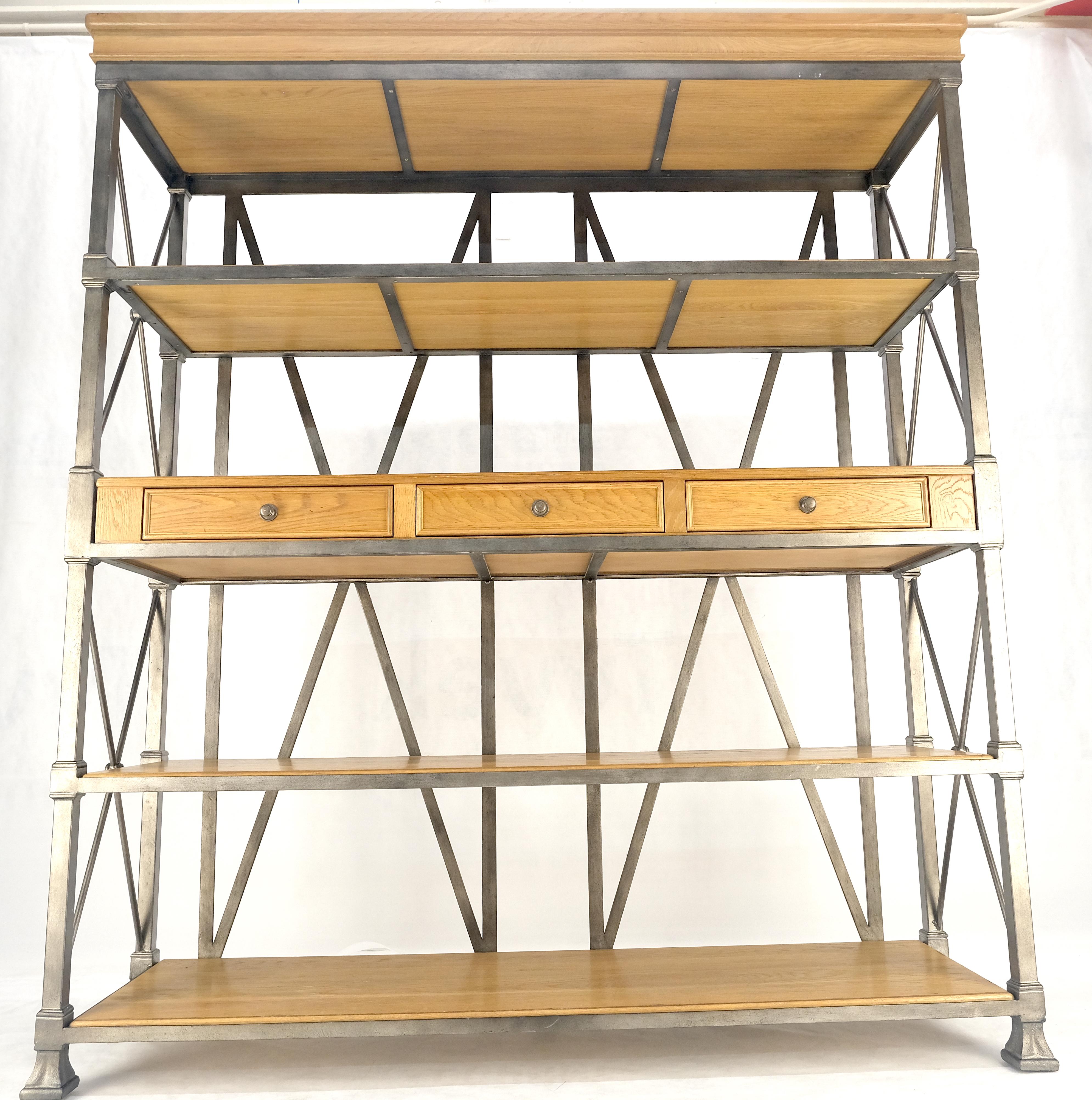 Scaffali grandi in Oak Drexel larghi 5', scaffali in ferro per panettiere  Console a 3 cassetti MINT in vendita 6