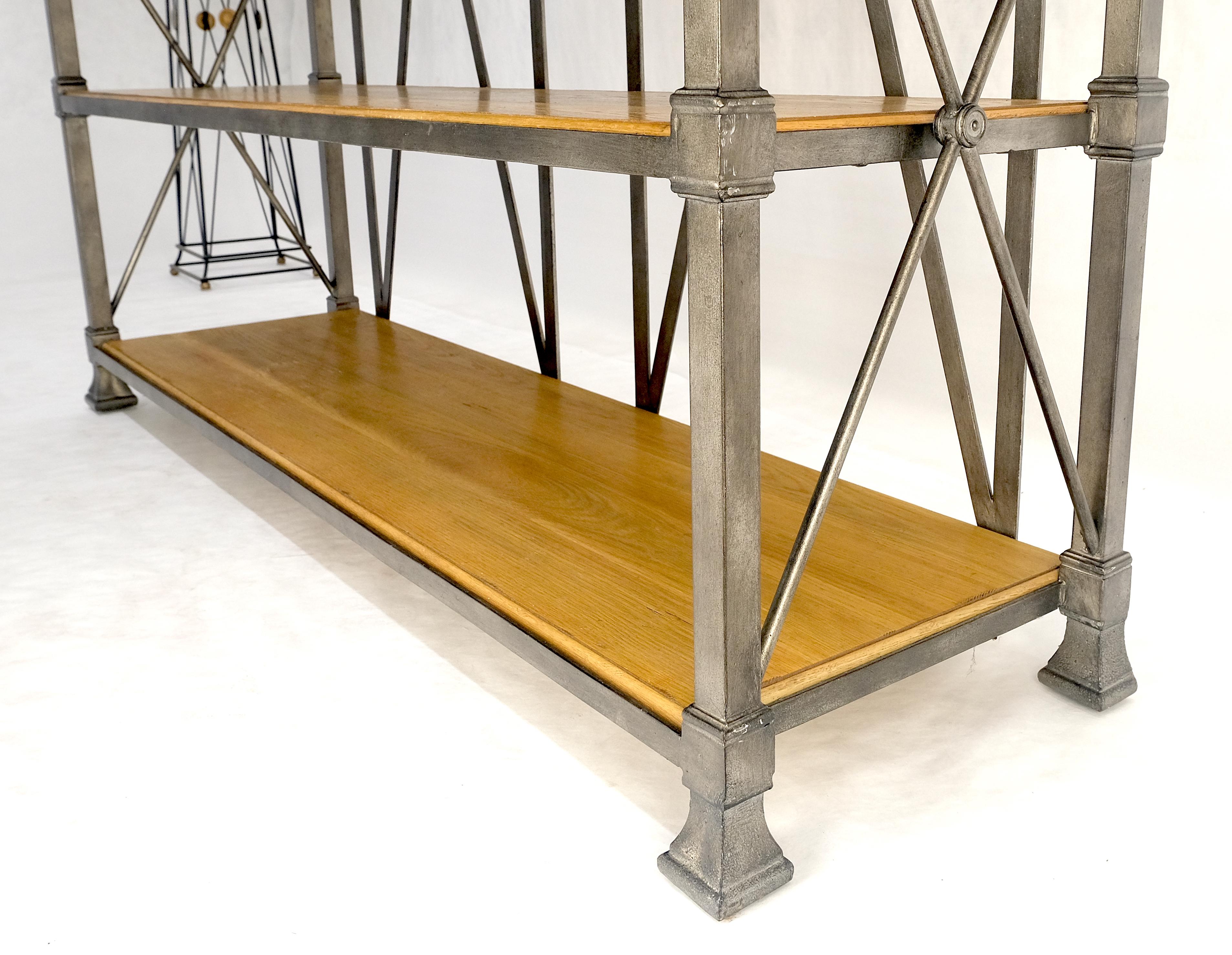 Rustico Scaffali grandi in Oak Drexel larghi 5', scaffali in ferro per panettiere  Console a 3 cassetti MINT in vendita