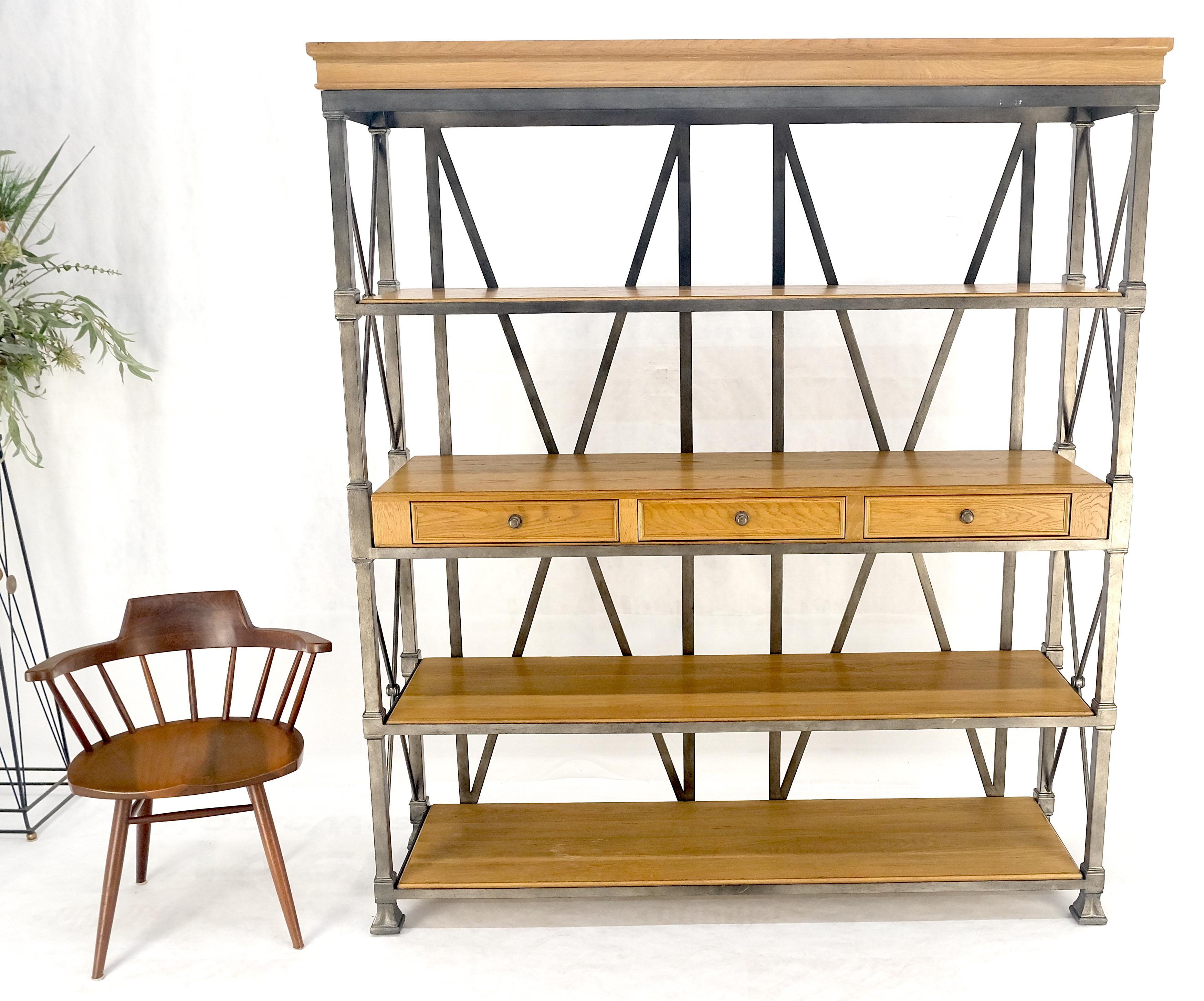 Americano Scaffali grandi in Oak Drexel larghi 5', scaffali in ferro per panettiere  Console a 3 cassetti MINT in vendita