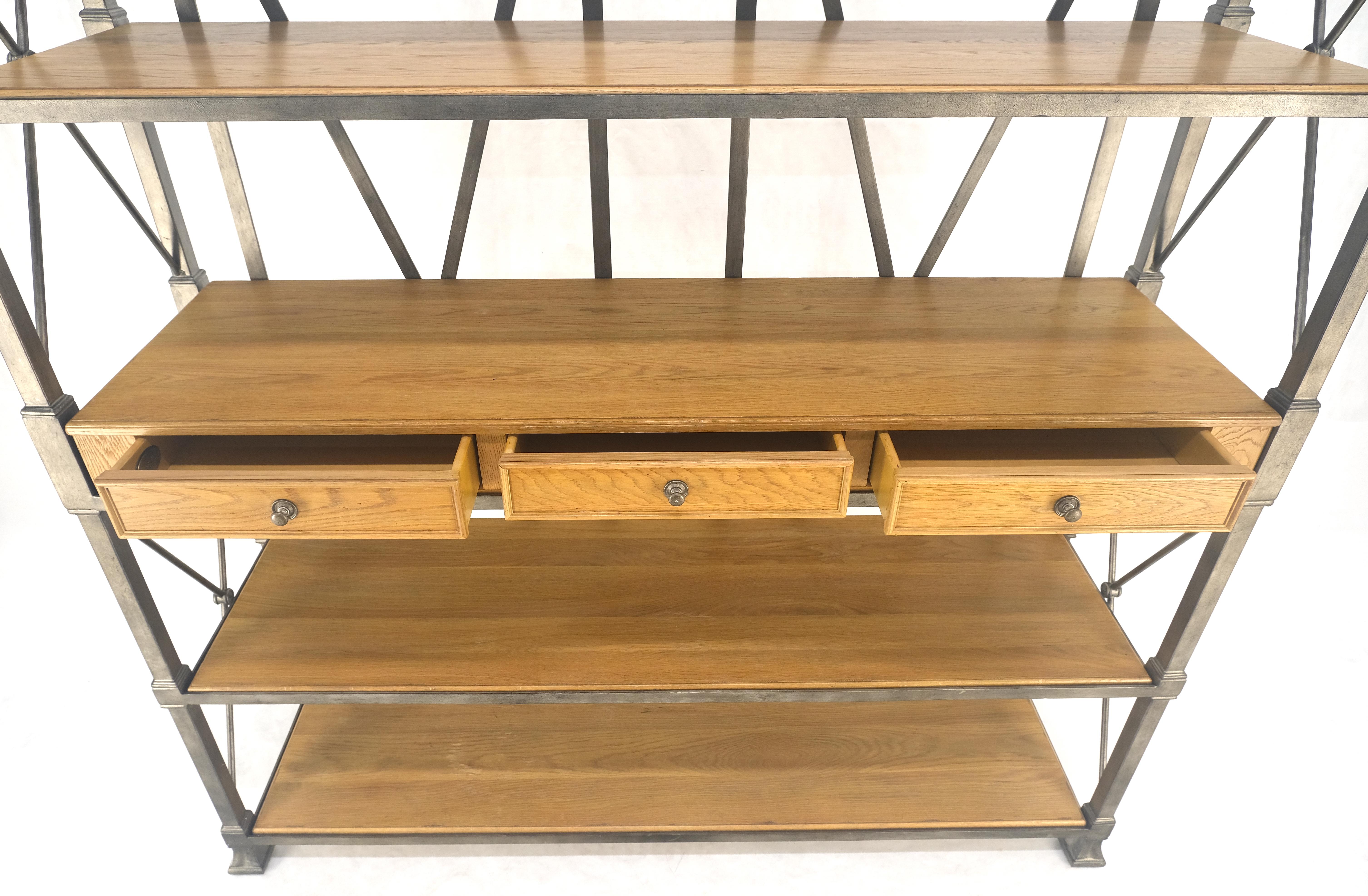 Scaffali grandi in Oak Drexel larghi 5', scaffali in ferro per panettiere  Console a 3 cassetti MINT In condizioni buone in vendita a Rockaway, NJ