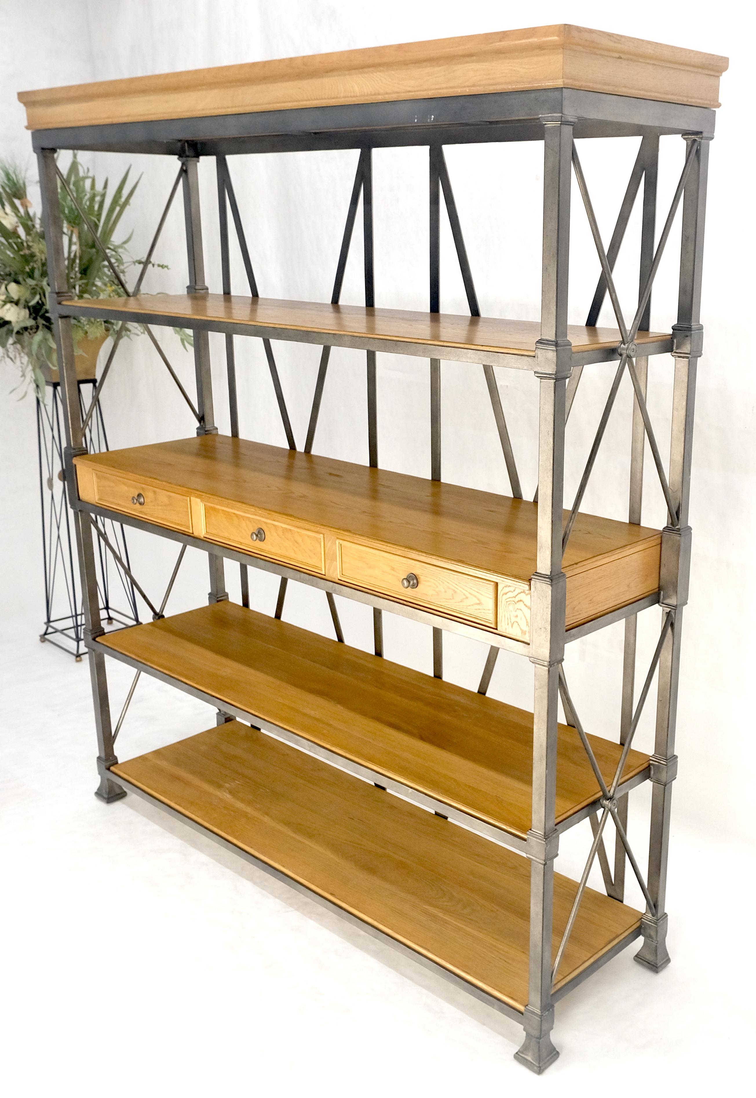 XXI secolo e contemporaneo Scaffali grandi in Oak Drexel larghi 5', scaffali in ferro per panettiere  Console a 3 cassetti MINT in vendita