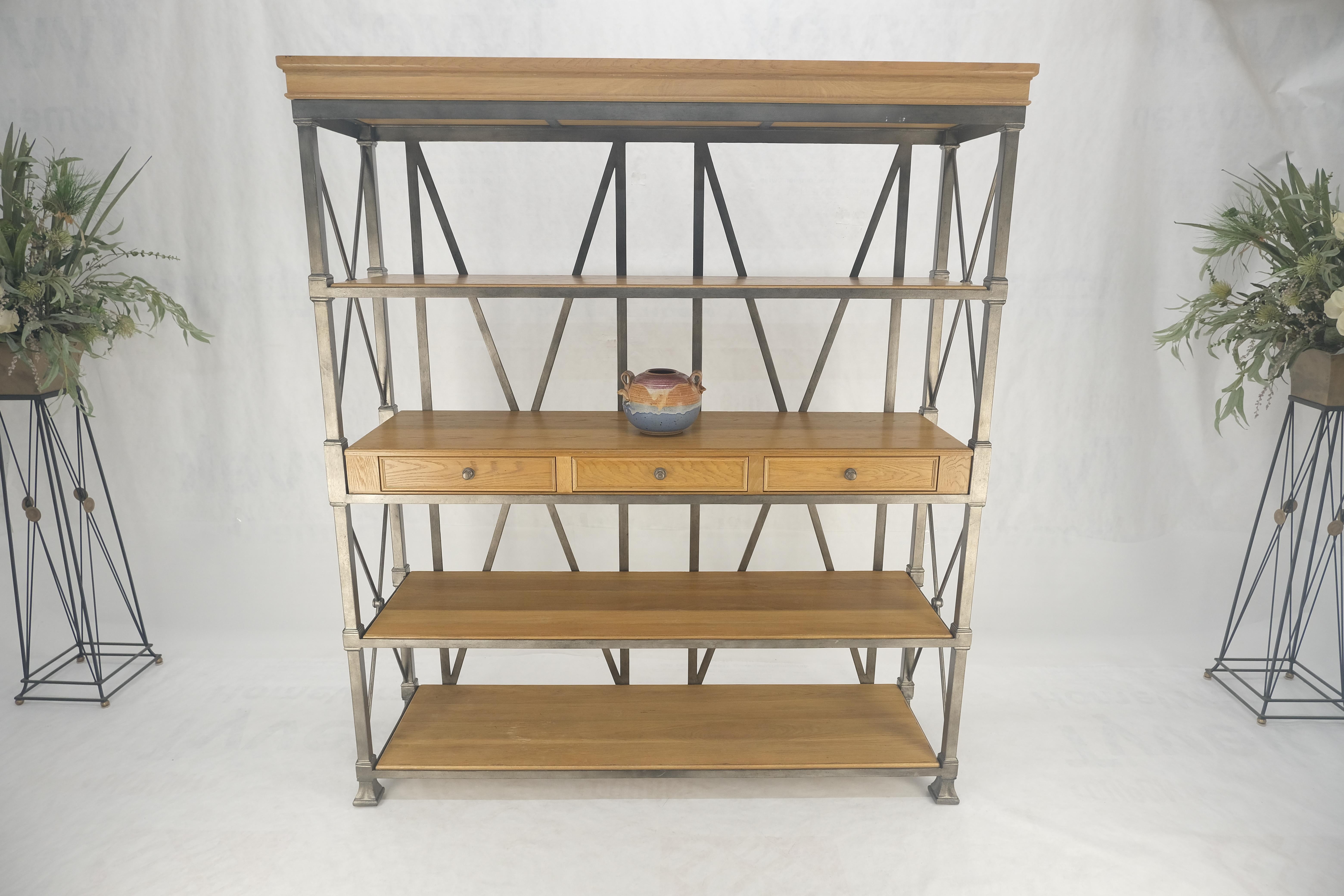 Scaffali grandi in Oak Drexel larghi 5', scaffali in ferro per panettiere  Console a 3 cassetti MINT in vendita 1
