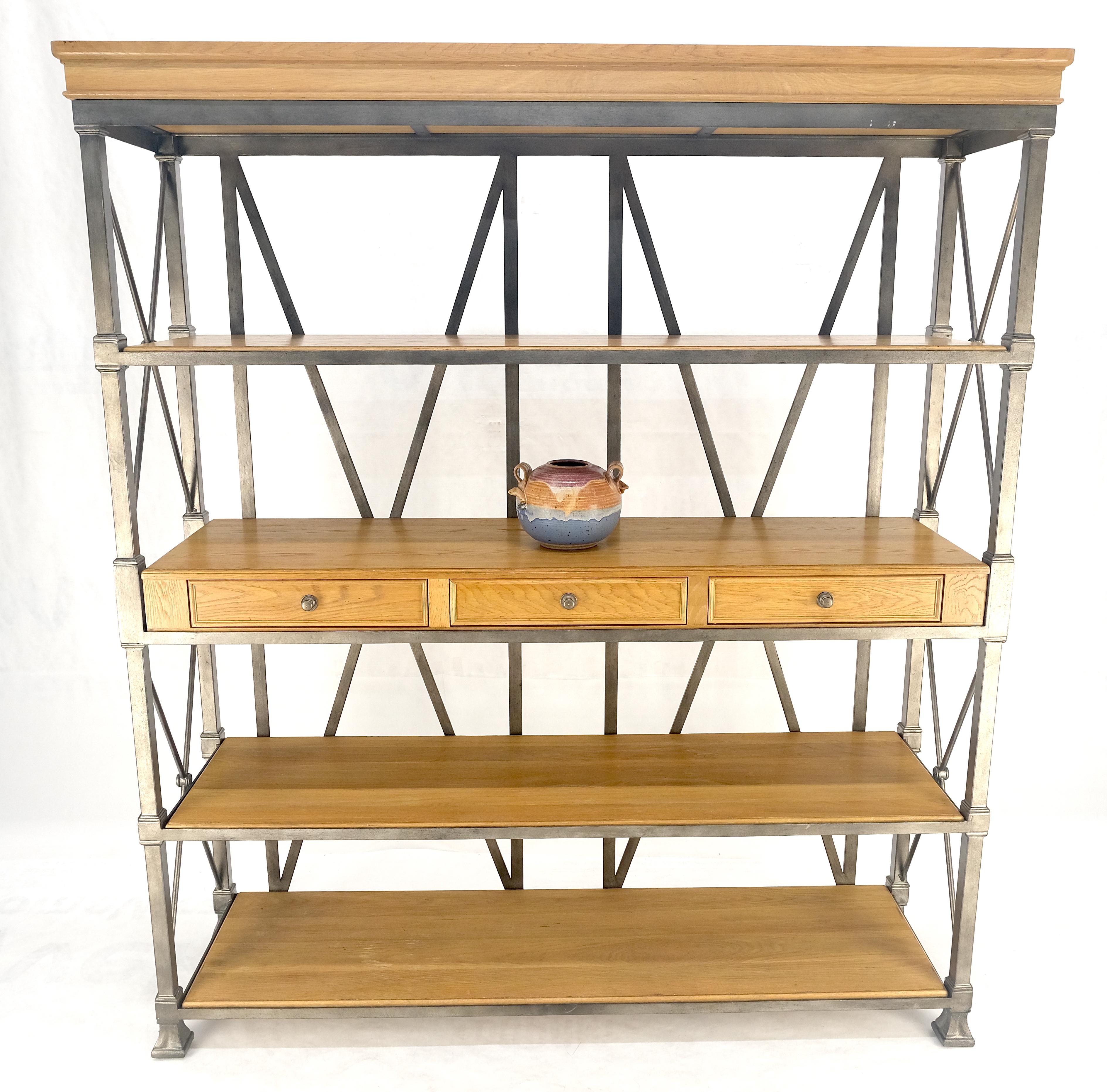 Scaffali grandi in Oak Drexel larghi 5', scaffali in ferro per panettiere  Console a 3 cassetti MINT in vendita 2