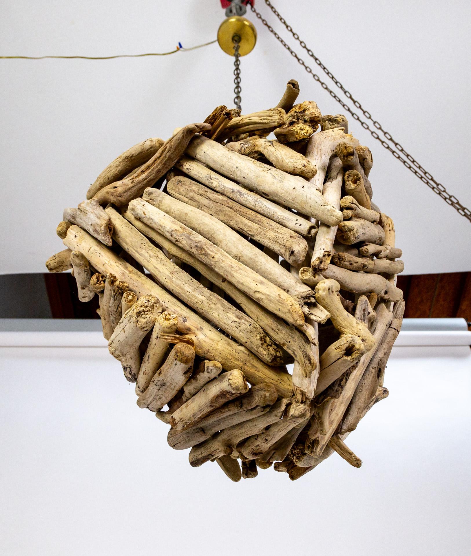 Lámpara colgante grande de madera de deriva en venta 1