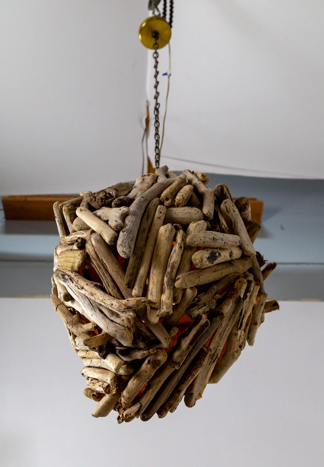 Lámpara colgante grande de madera de deriva en venta 3