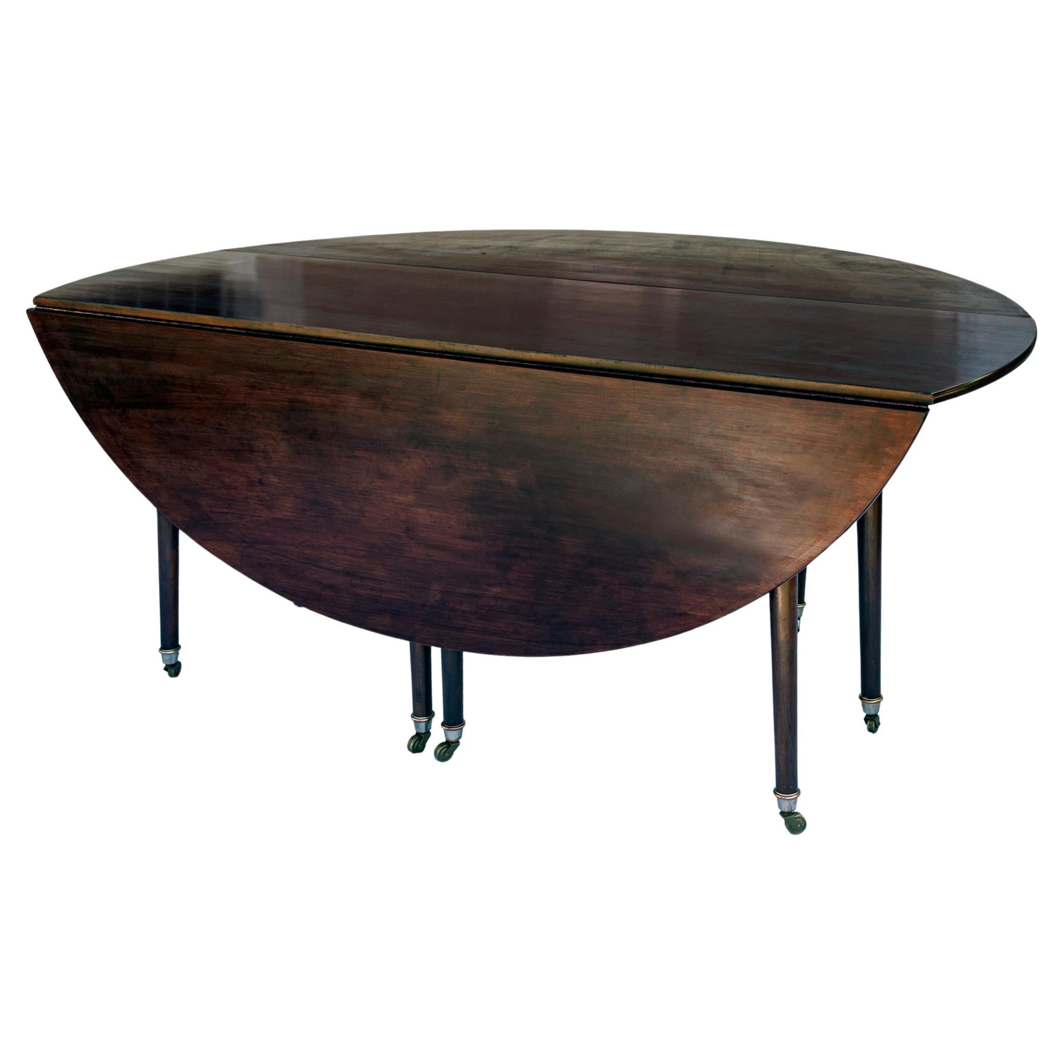 Tavolo da pranzo classico americano a due ante in ciliegio con piedini a punta, in argento con rotelle girevoli. Gamba a cancello con cerniere a pianoforte.
Realizzato negli Stati Uniti in ciliegio massiccio con una ricca patina calda. Con entrambe