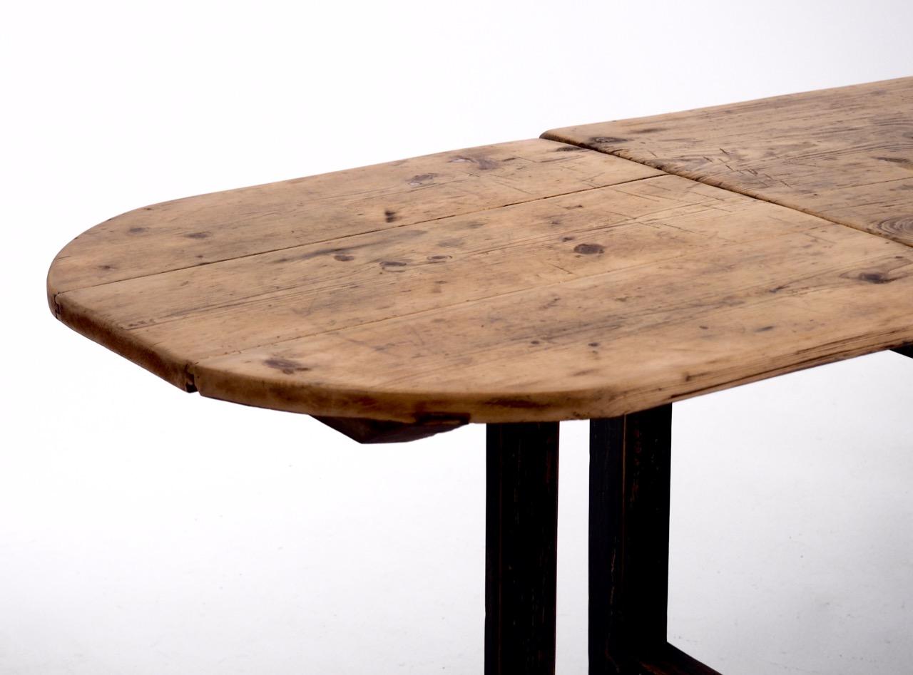 Scandinavian Large Drop-Leaf Table from Sweden or Norway in Solid Pine Wood, circa 1750