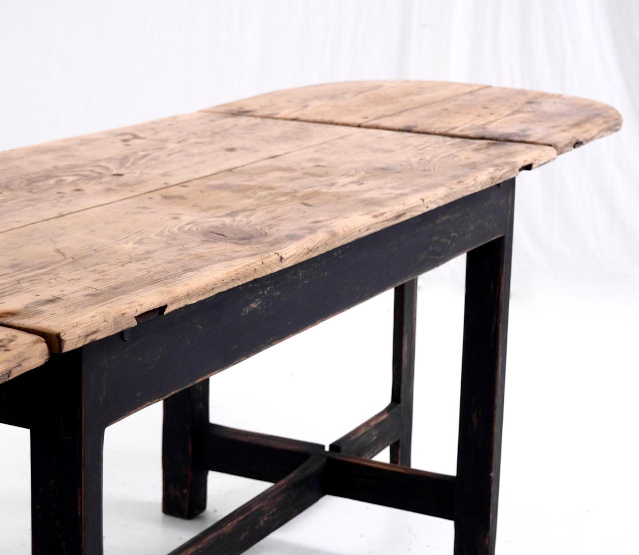 Large Drop-Leaf Table from Sweden or Norway in Solid Pine Wood, circa 1750 In Fair Condition In Aalsgaarde, DK
