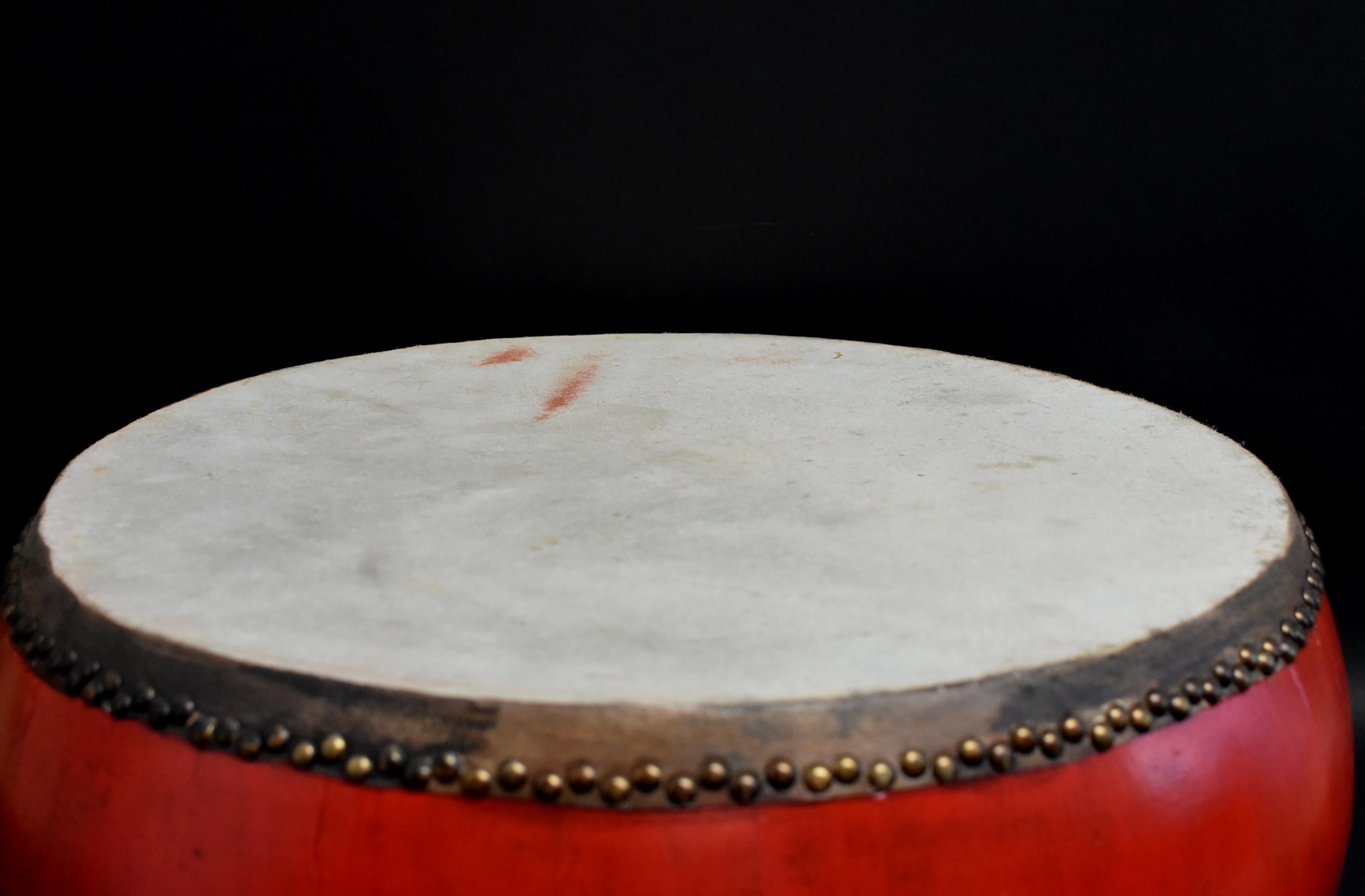 Grand tambour laqué rouge 26 pouces en vente 4
