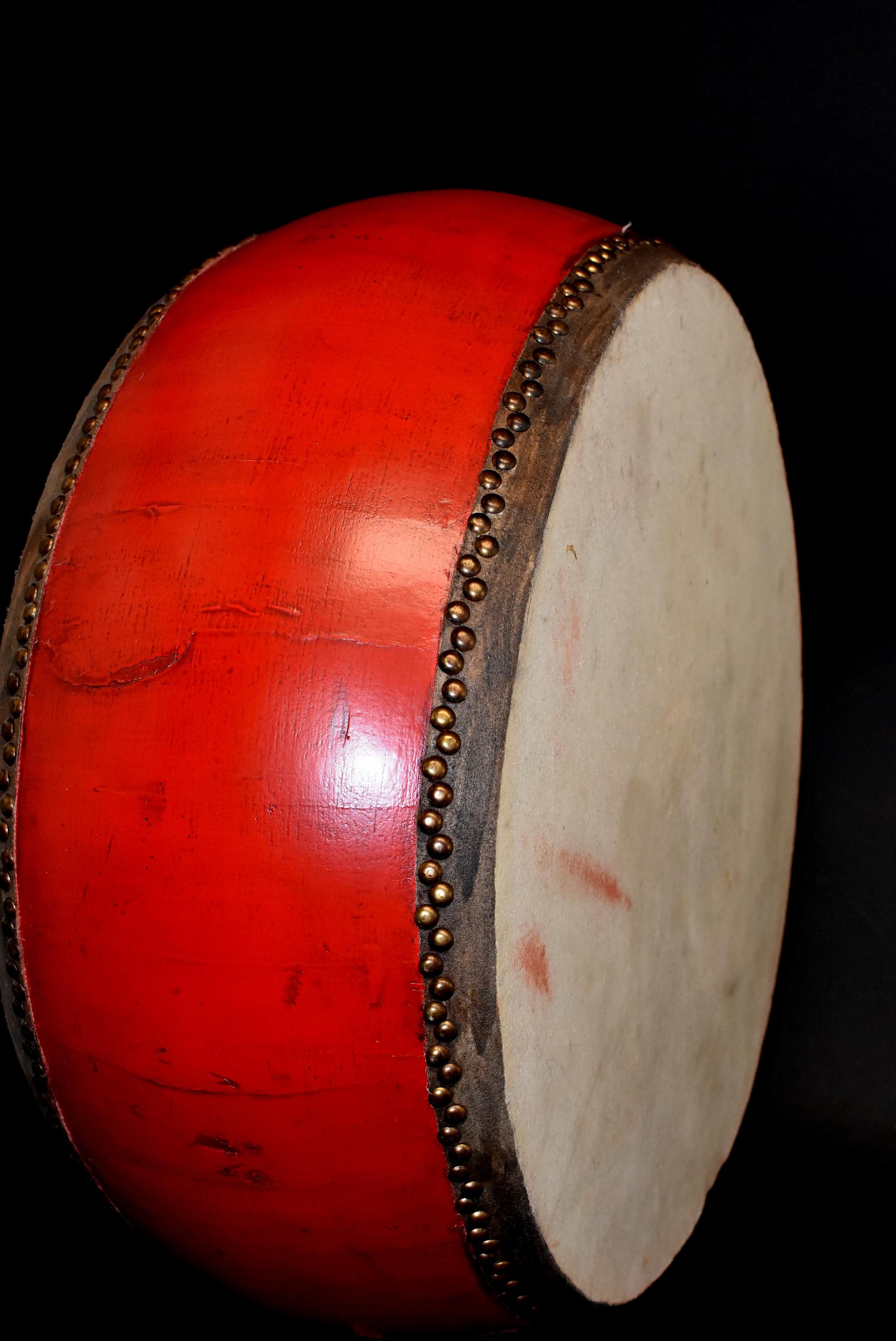 Grand tambour laqué rouge 26 pouces en vente 13
