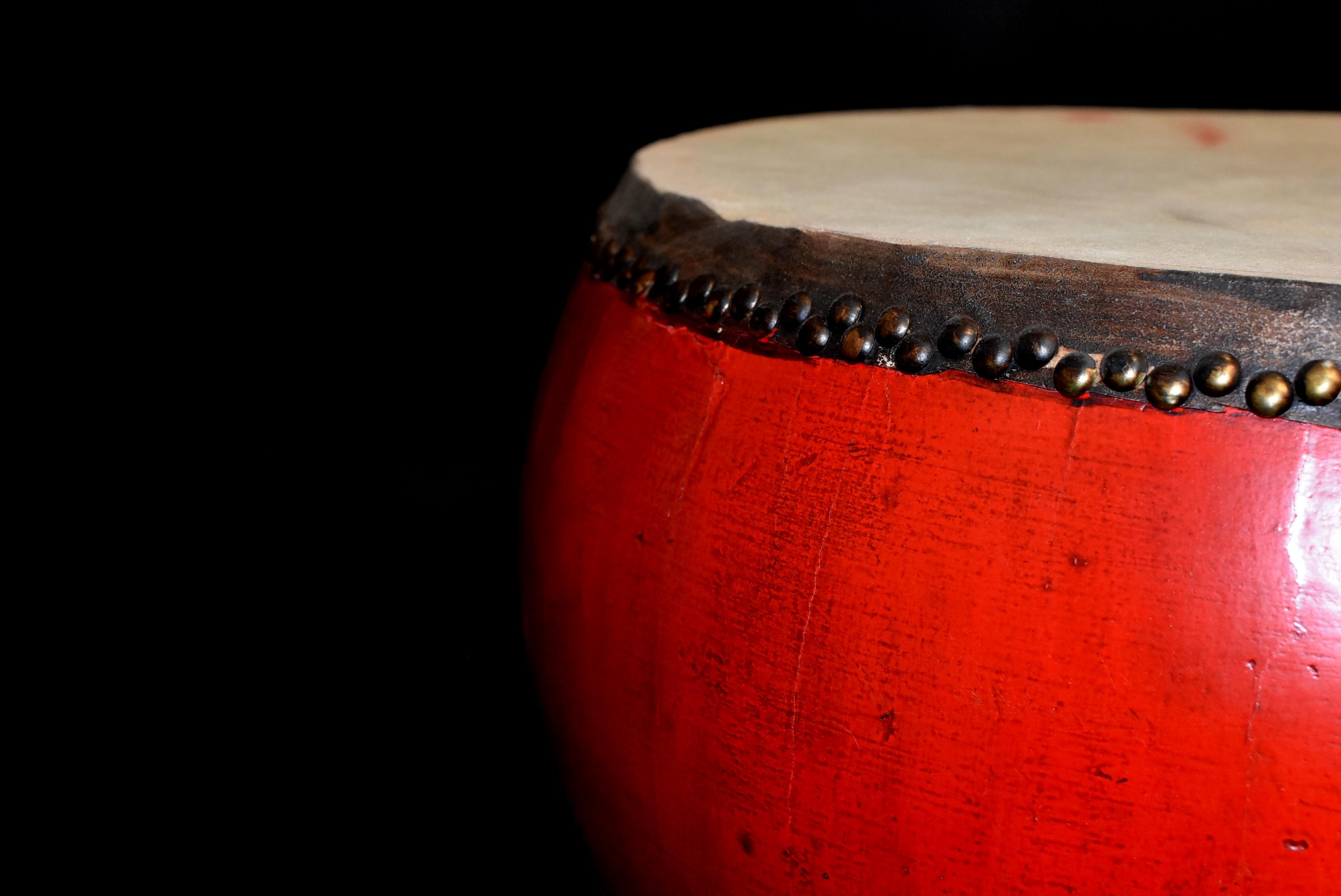 20ième siècle Grand tambour laqué rouge 26 pouces en vente