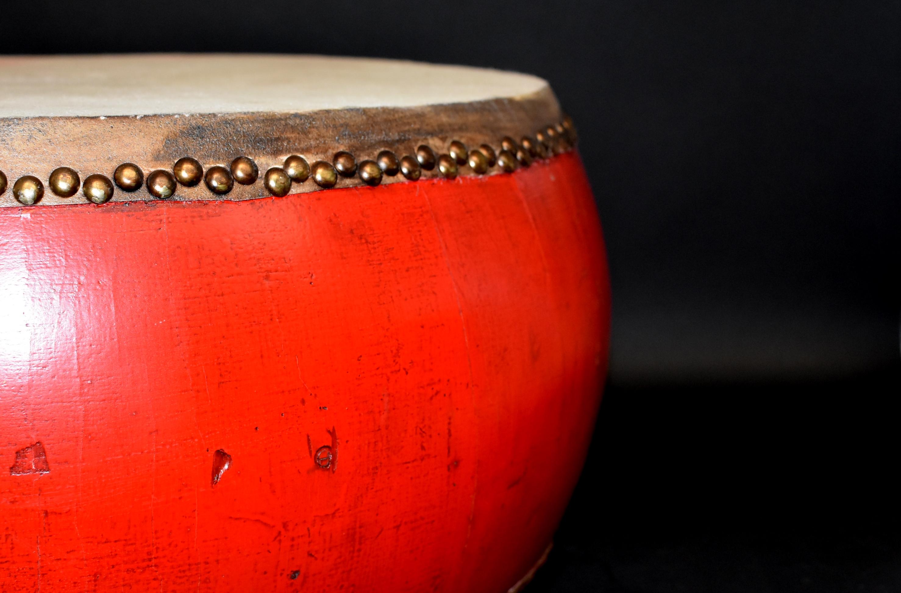 Laiton Grand tambour laqué rouge 26 pouces en vente