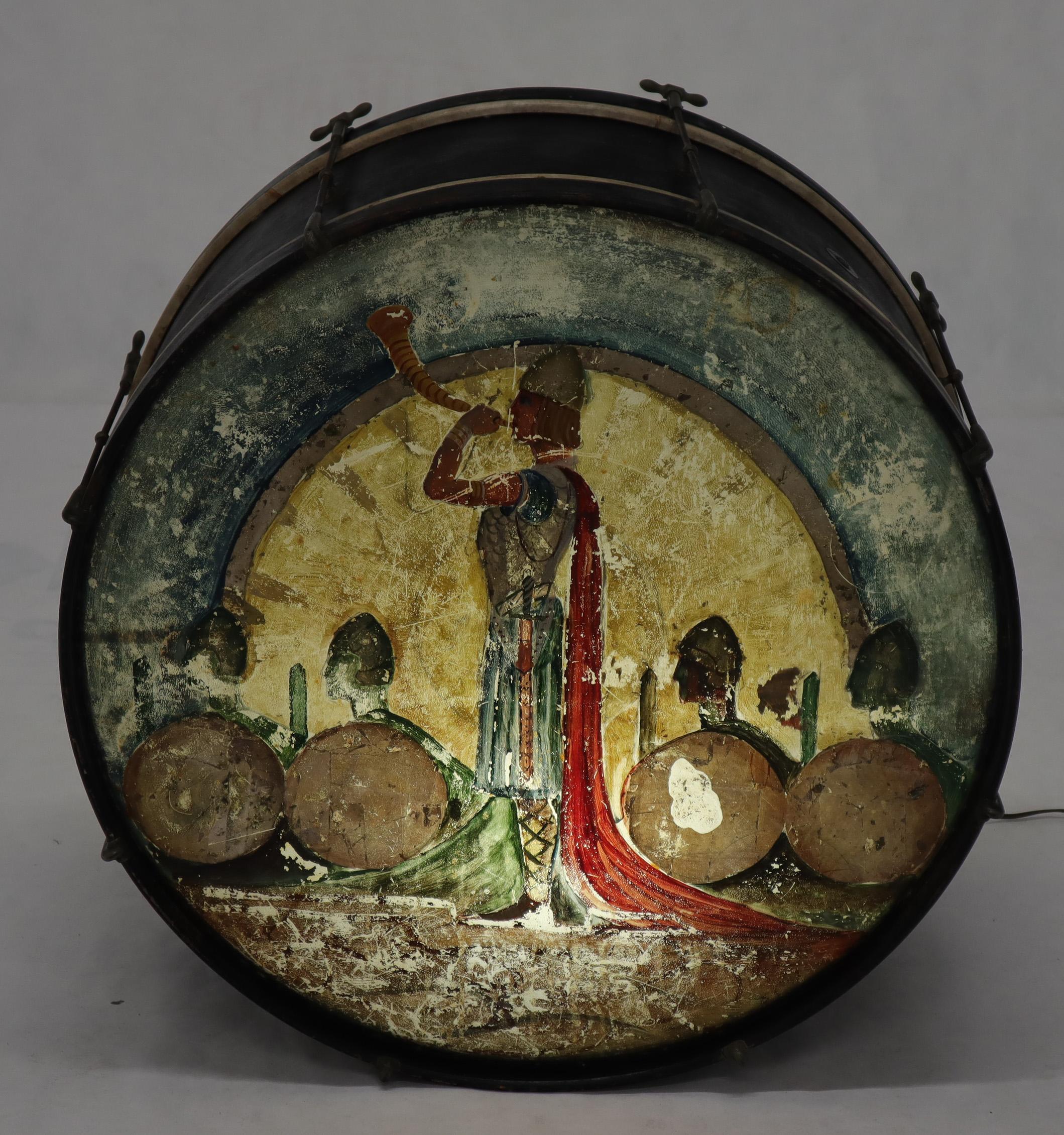 Objet insolite : grand tambour vintage peint et transformé en lampadaire.