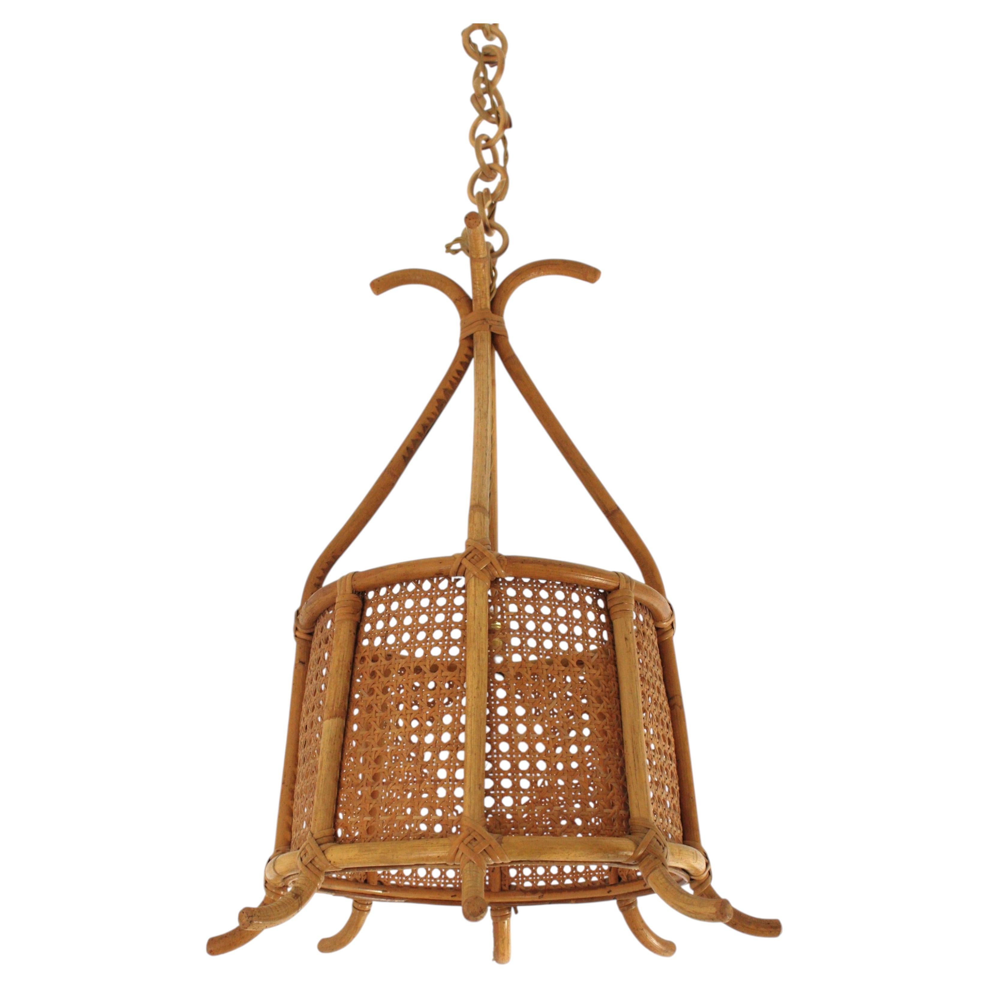 What is the difference between a railroad lamp and a lantern?