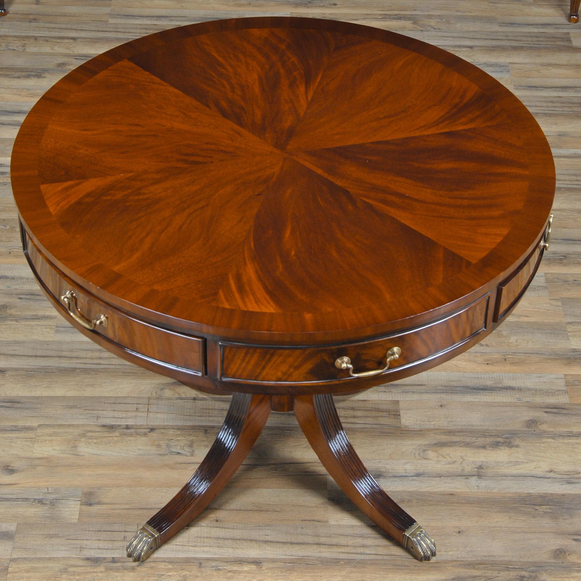 Cette grande table à tambour de Niagara Furniture a été inspirée par les grandes tables à loyer utilisées en Angleterre au XVIIIe siècle pour aider à organiser les grandes propriétés. Cette forme de table à grand tambour s'est bien adaptée à la vie