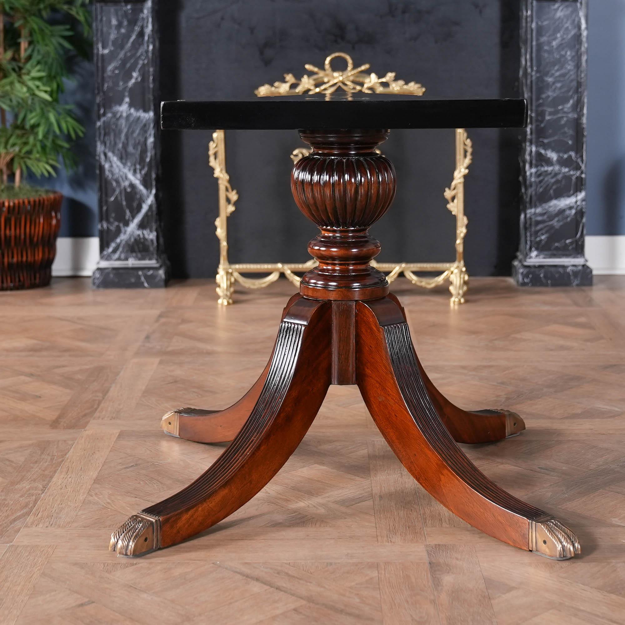 Questo grande tavolo a tamburo di Niagara Furniture si ispira ai grandi tavoli da affitto utilizzati in Inghilterra nel XVIII secolo per organizzare le grandi proprietà. Questa forma di tavolo a tamburo grande si è ben adattata alla vita moderna.