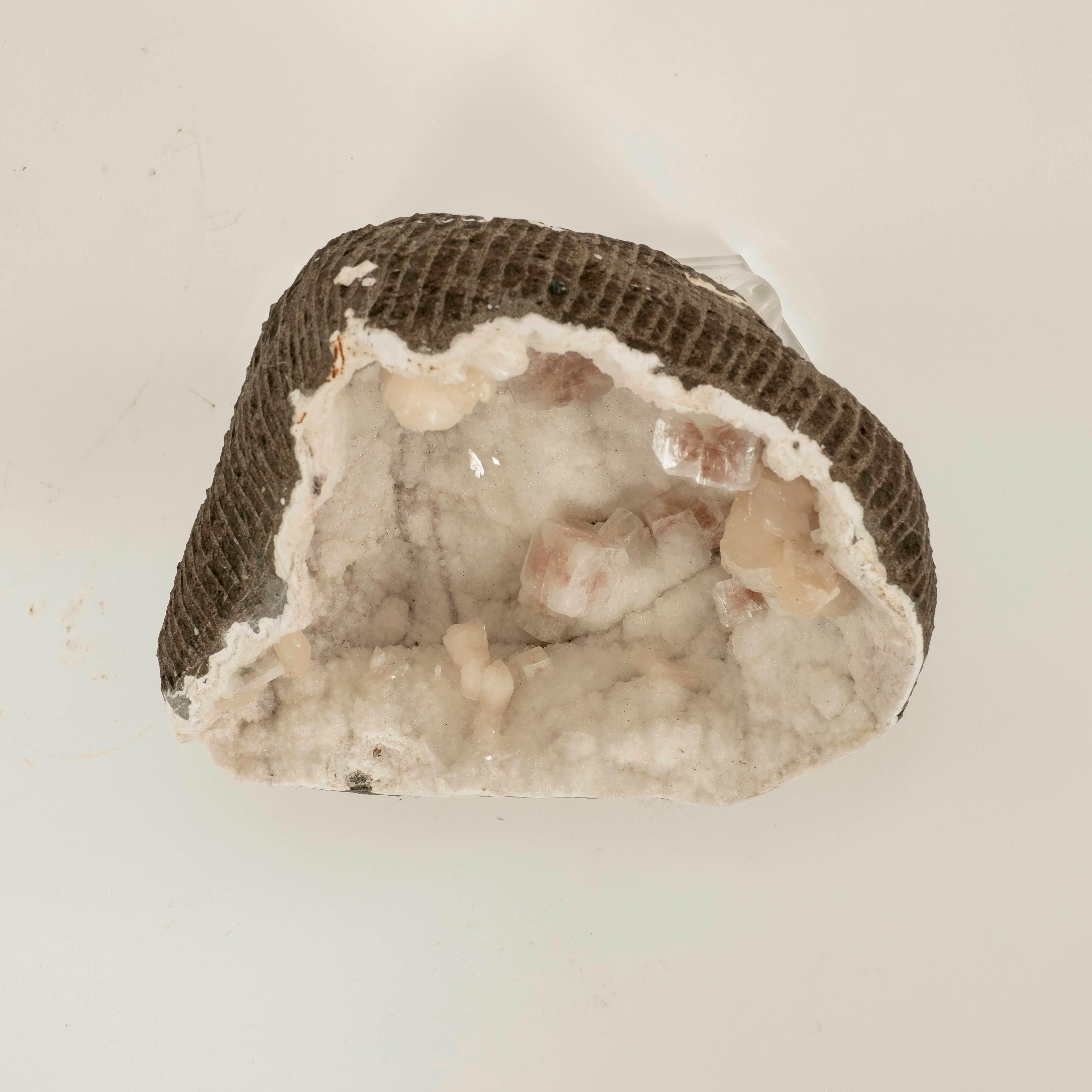 Grande Géode Druzy avec Apophyllite Rose Rouge Spécimen Minéral en vente 1