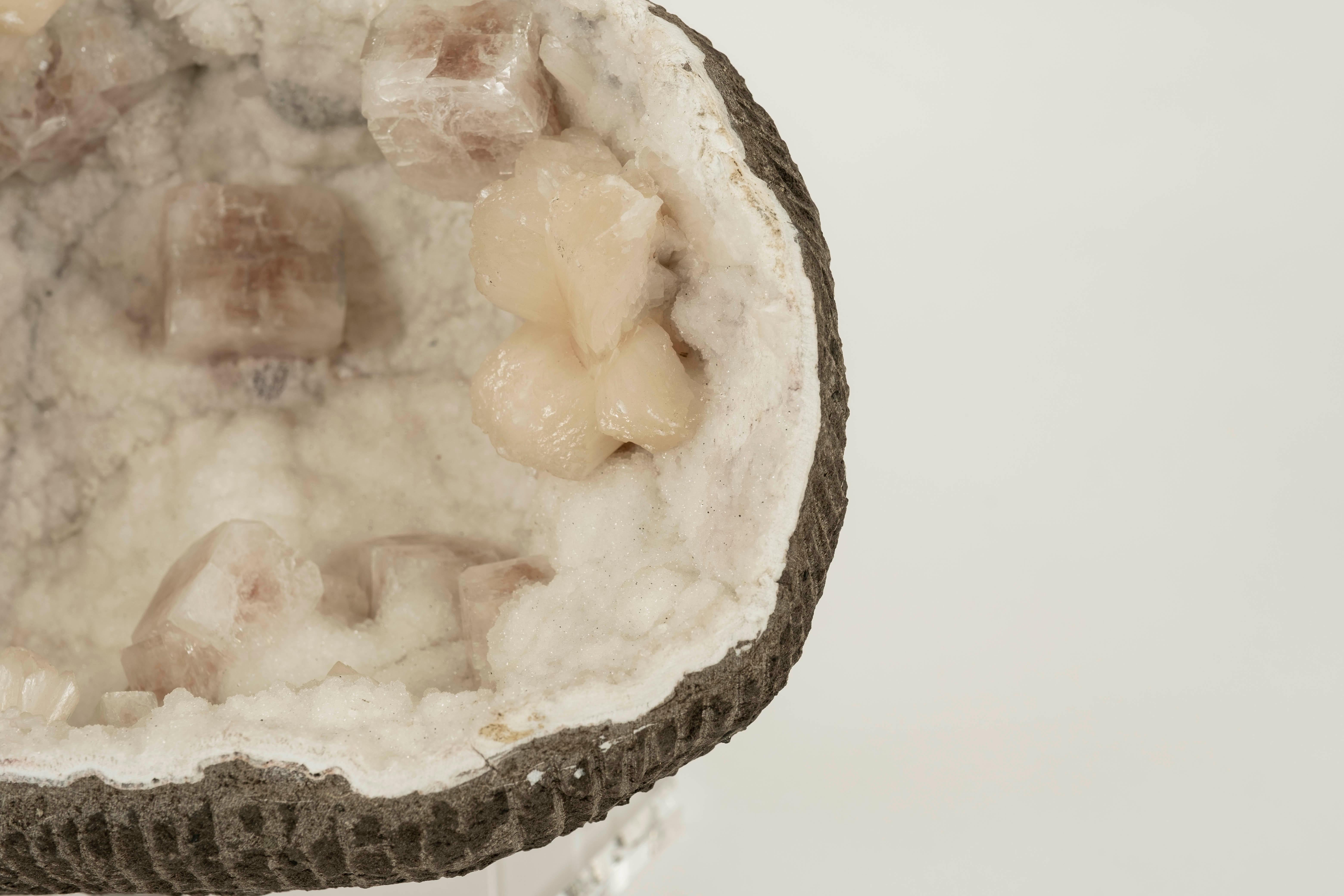 Grande Géode Druzy avec Apophyllite Rose Rouge Spécimen Minéral en vente 2