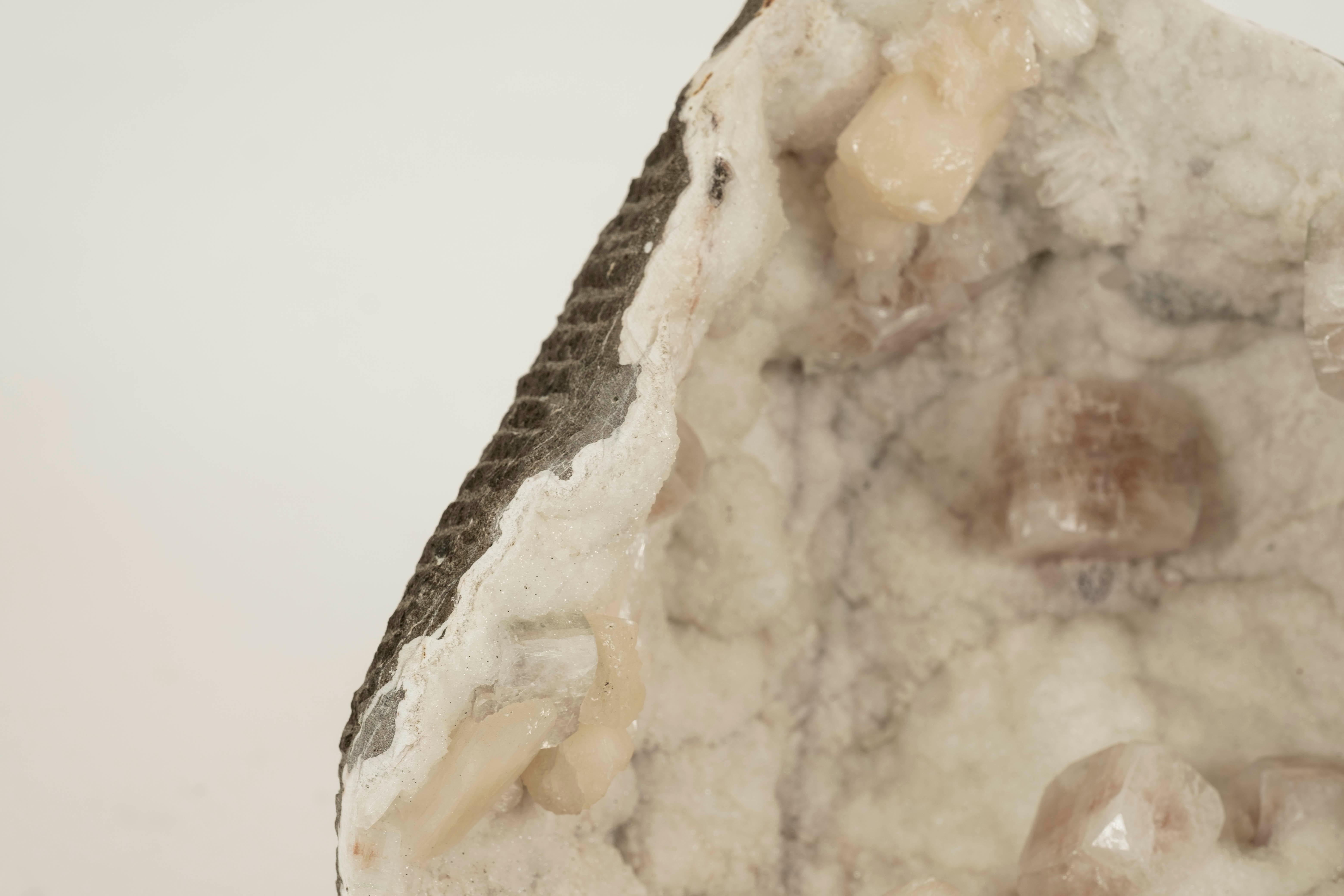 Grande Géode Druzy avec Apophyllite Rose Rouge Spécimen Minéral en vente 3