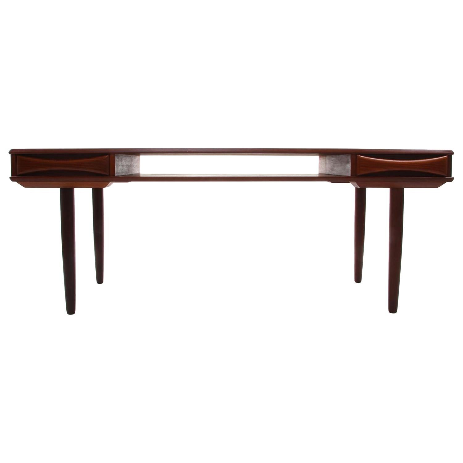 Danish modern Drylund coffee table with bowtie pass-through drawers. This piece oozes Danish midcentury craftsmanship with its many details, the slightly angle on the edges of the table top, the slightly tapered legs and the drawers with stylish