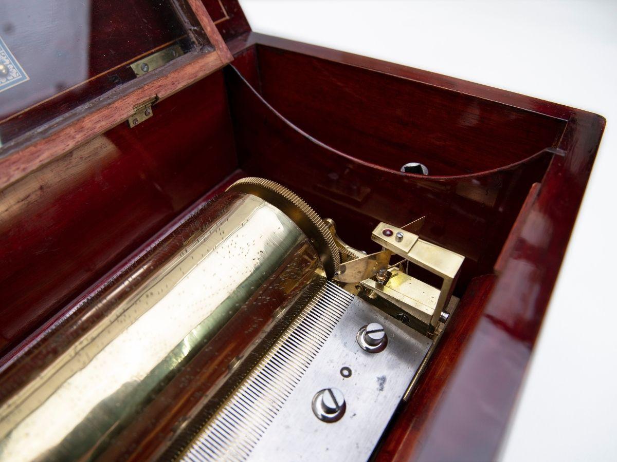 Musikkasten von Duccommun Girod, 2 Stück pro Drehung des Zylinders zu spielen (19. Jahrhundert) im Angebot