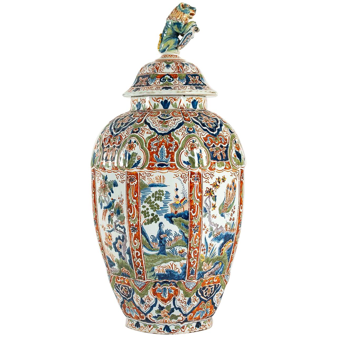 Grand vase néerlandais du 18ème siècle, en faïence de Delft polychrome