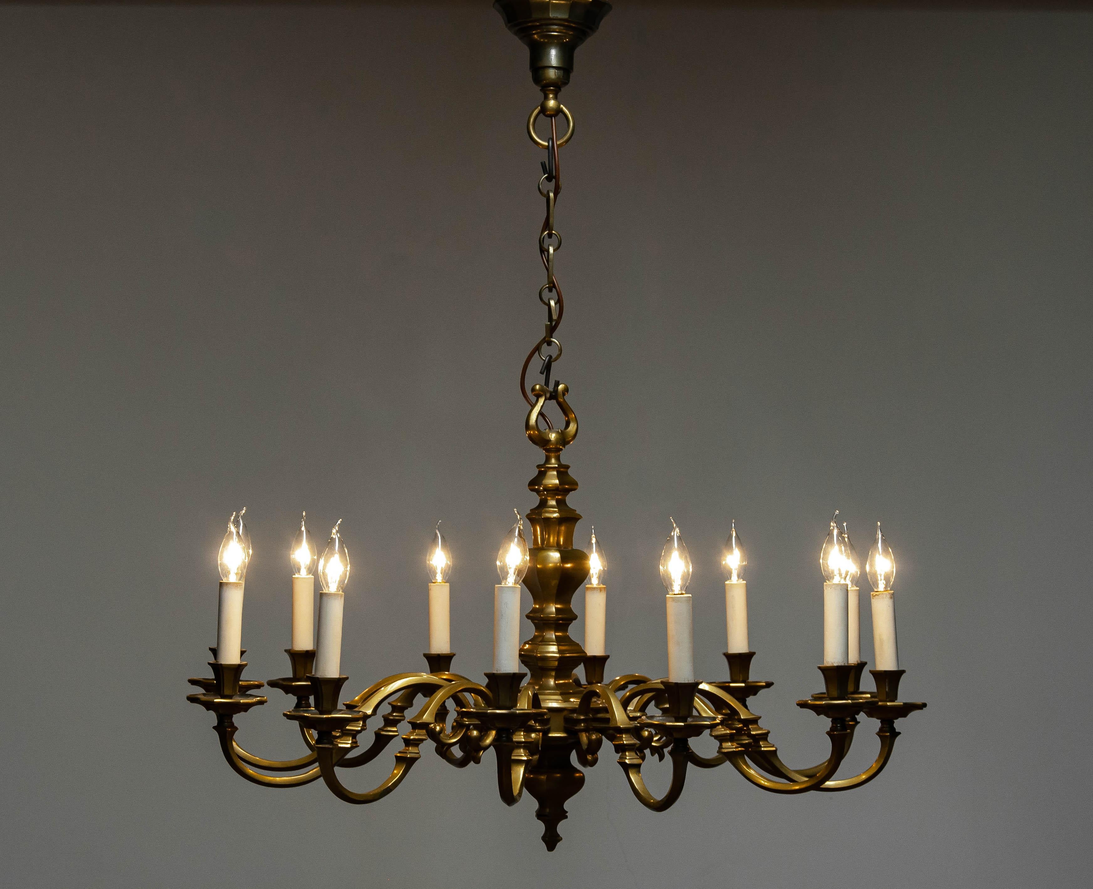 Large Dutch Baroque / Colonial Style Brass Chandelier With 12 Arms In Good Condition In Silvolde, Gelderland
