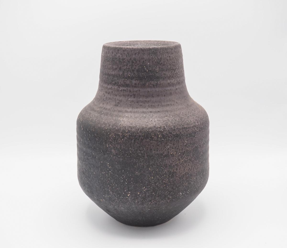 Beautiful large earthenware vase produced by Dutch art pottery Mobach in the 1960s.

The vase is turned by hand and has a matt glaze in brown-black and taupe color.

Beautiful Brutalist heavy earthy vase.