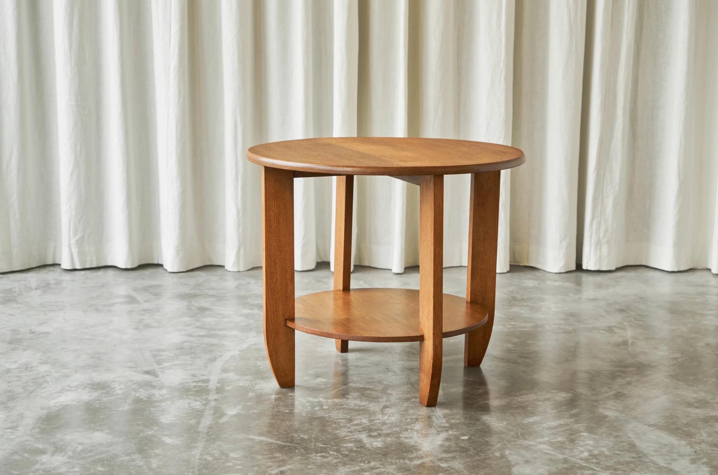 Grande table d'appoint hollandaise ou table de guéridon en chêne massif, Pays-Bas, années 1940.

Il s'agit d'une grande table d'appoint ou table de guéridon dans le style de l'école de La Haye ou de l'école de Haagse, fabriquée dans les années 1940