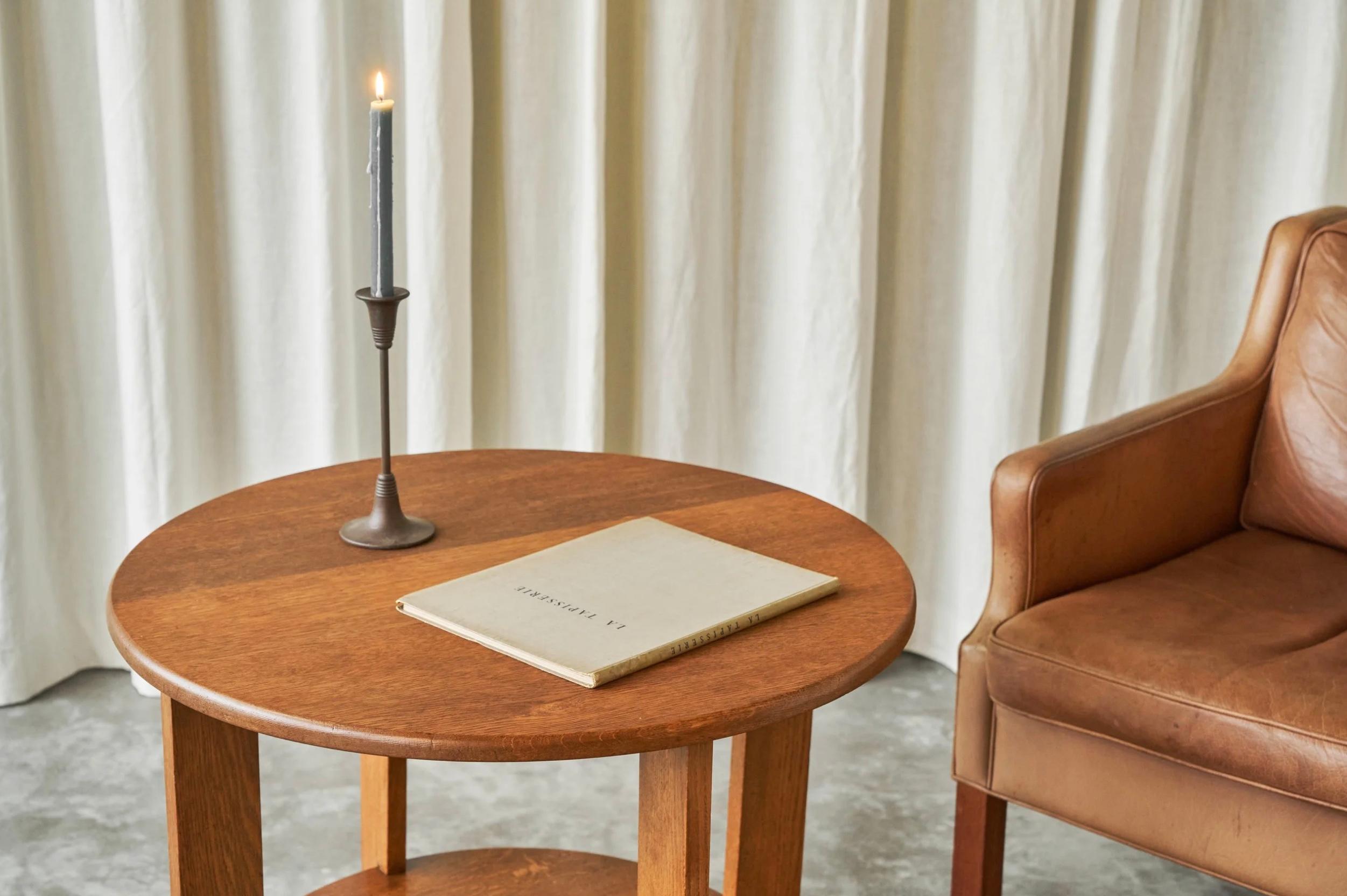 Néerlandais Grand centre hollandais, table d'appoint ou table de guéridon en chêne massif années 1940 en vente