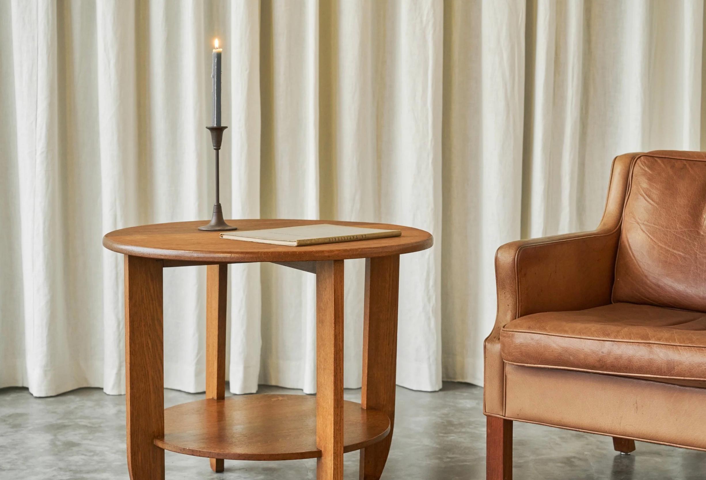 20ième siècle Grand centre hollandais, table d'appoint ou table de guéridon en chêne massif années 1940 en vente