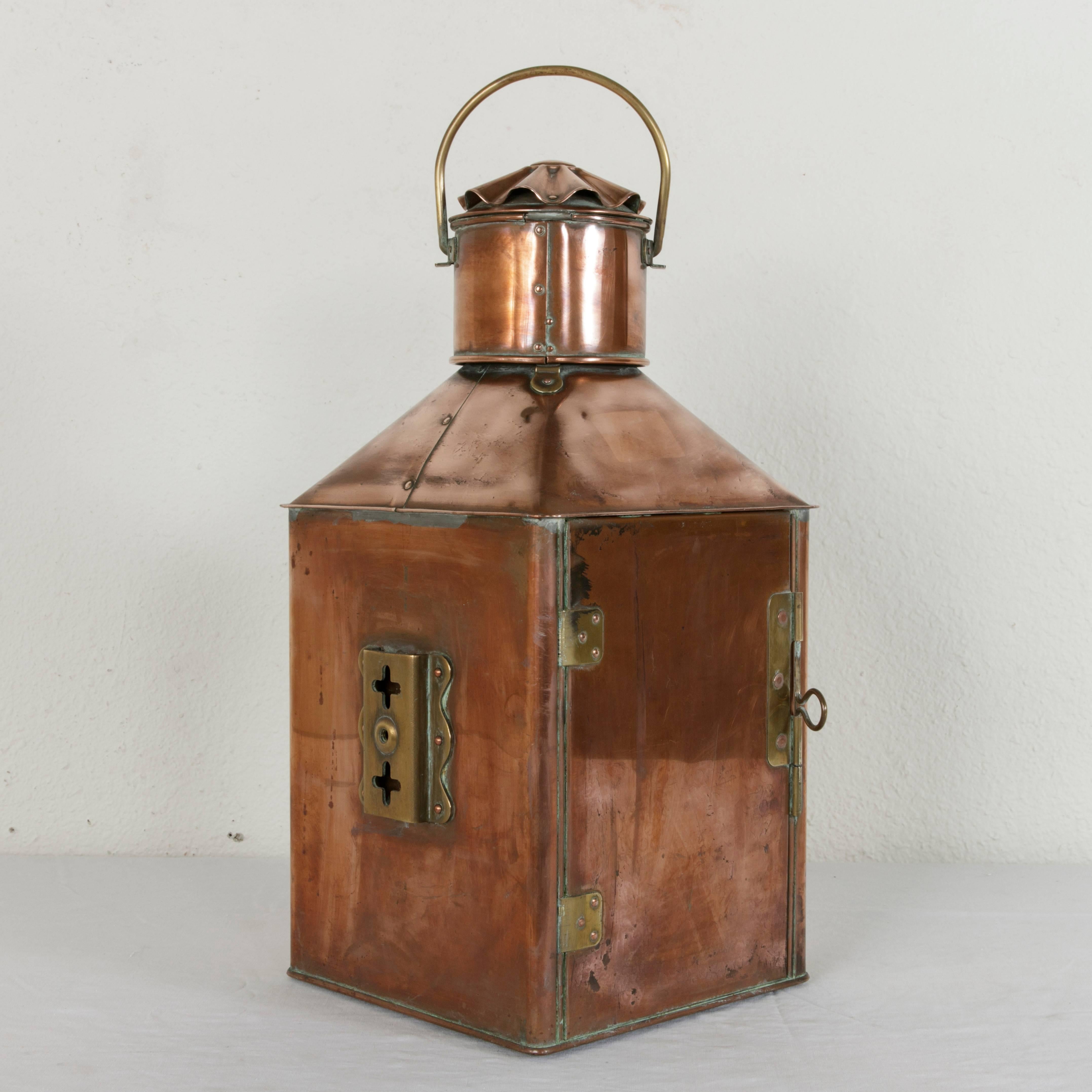 Gran Farol Náutico Holandés de Cobre a Estribor con Etiqueta de Latón y Lámpara Original principios del siglo XX