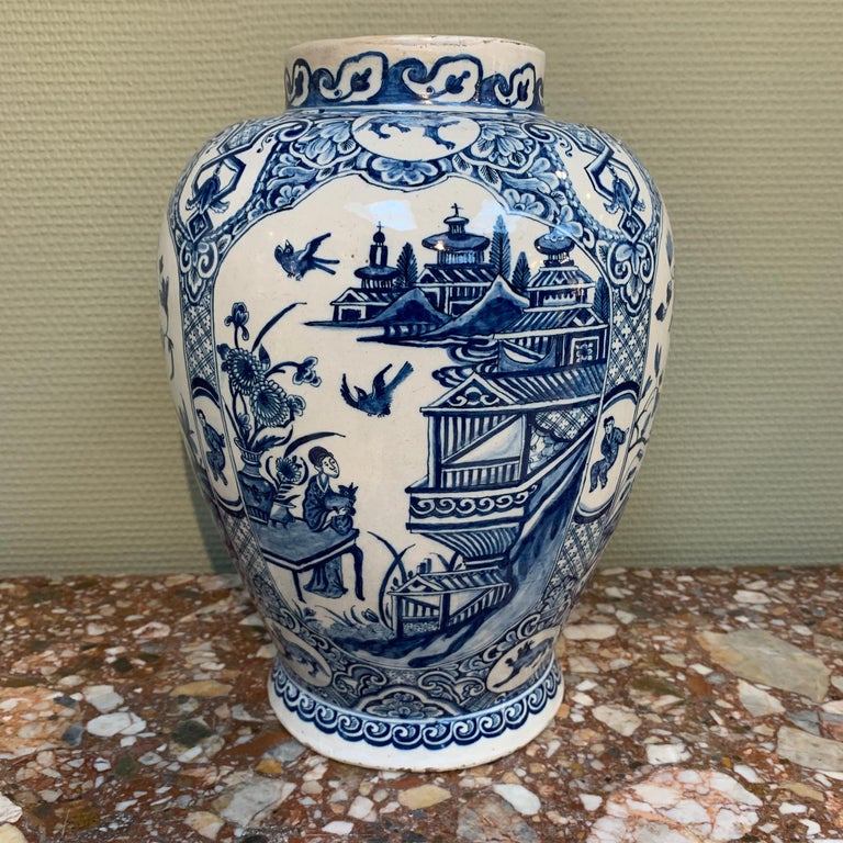 Large Dutch Delft Blue and White Chinoiserie Vase, Early 18th Century In Good Condition For Sale In AMSTERDAM, NH