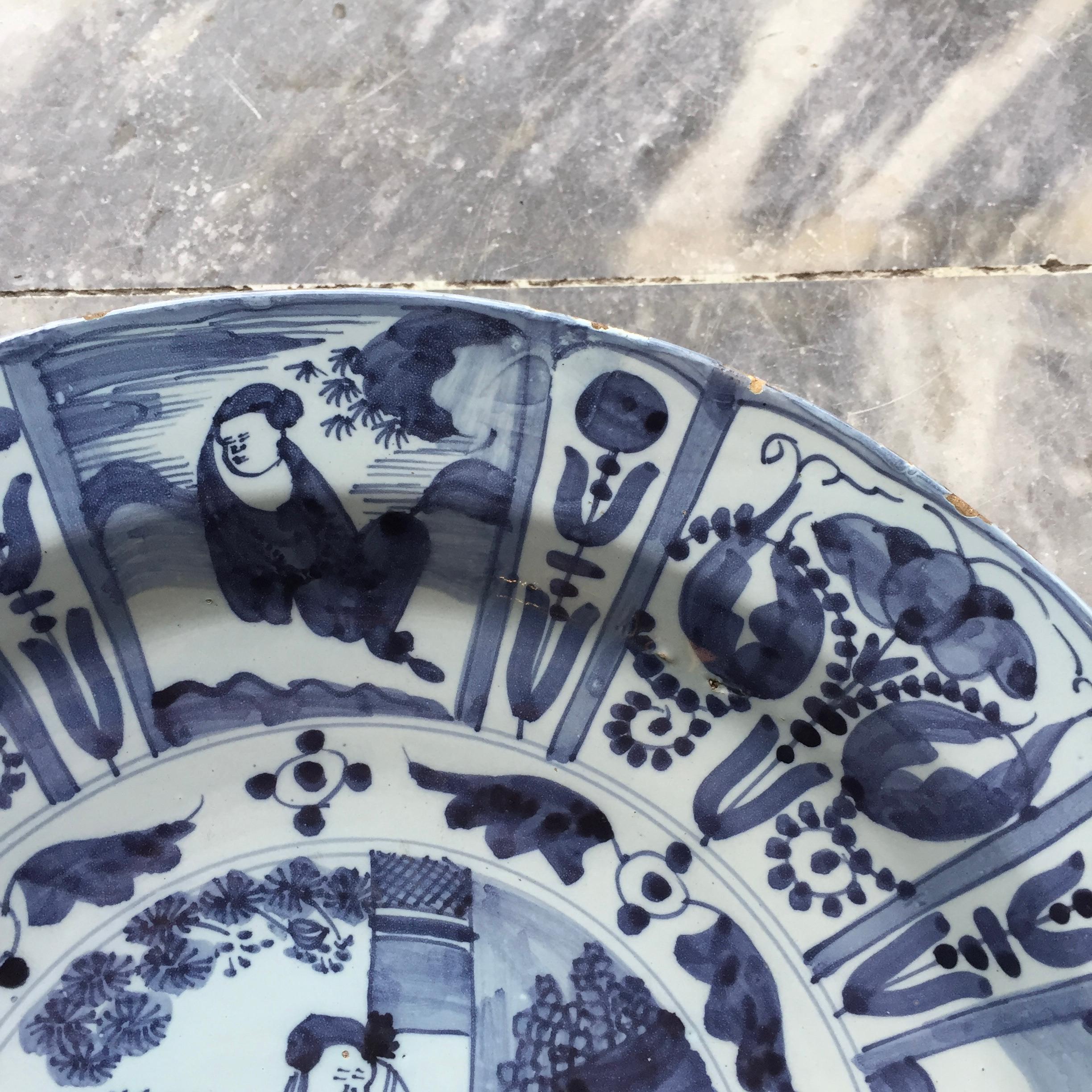 Large Dutch Delft Charger with Chinoiserie Decor in Wanli Style, 17th Century In Good Condition For Sale In AMSTERDAM, NH