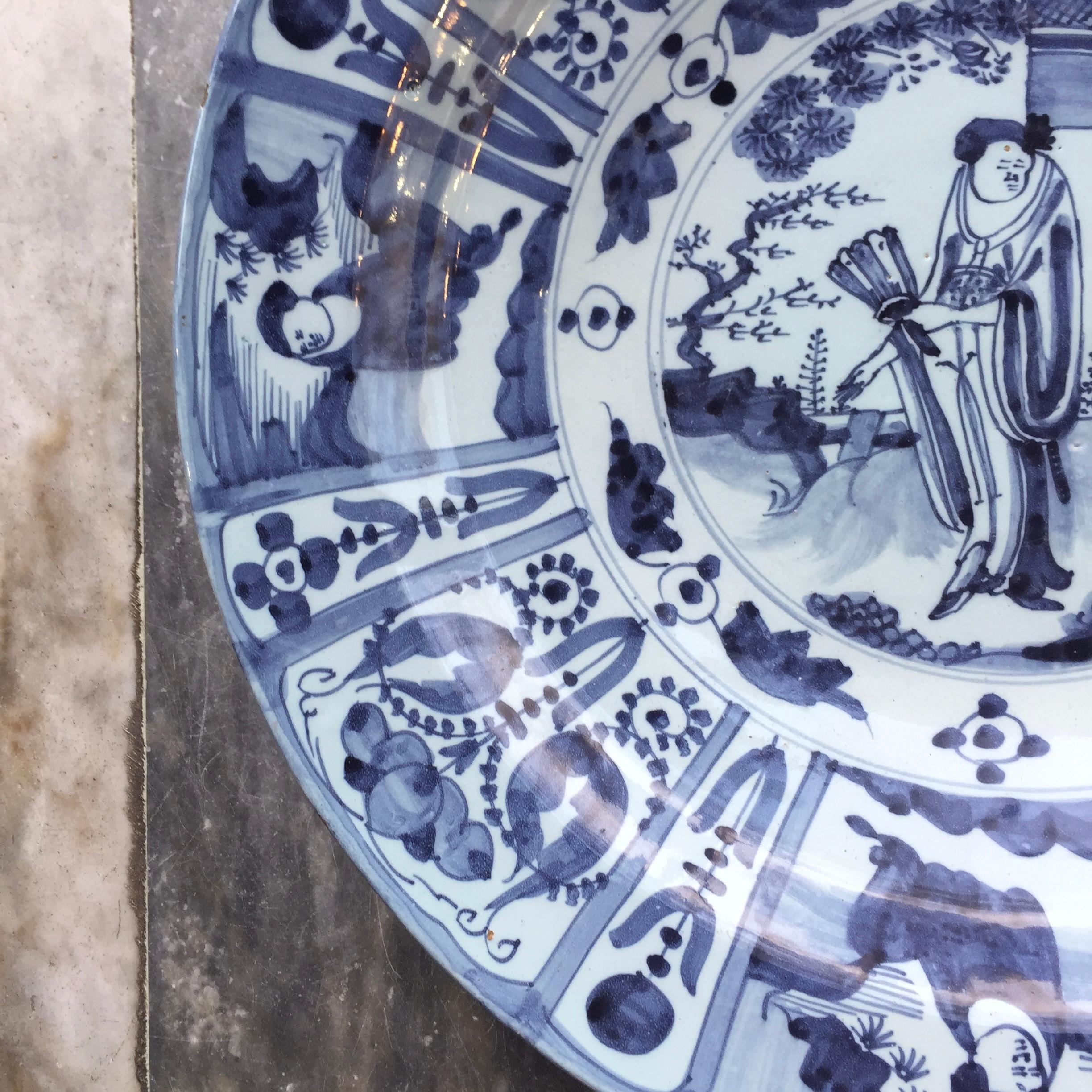 Large Dutch Delft Charger with Chinoiserie Decor in Wanli Style, 17th Century For Sale 1