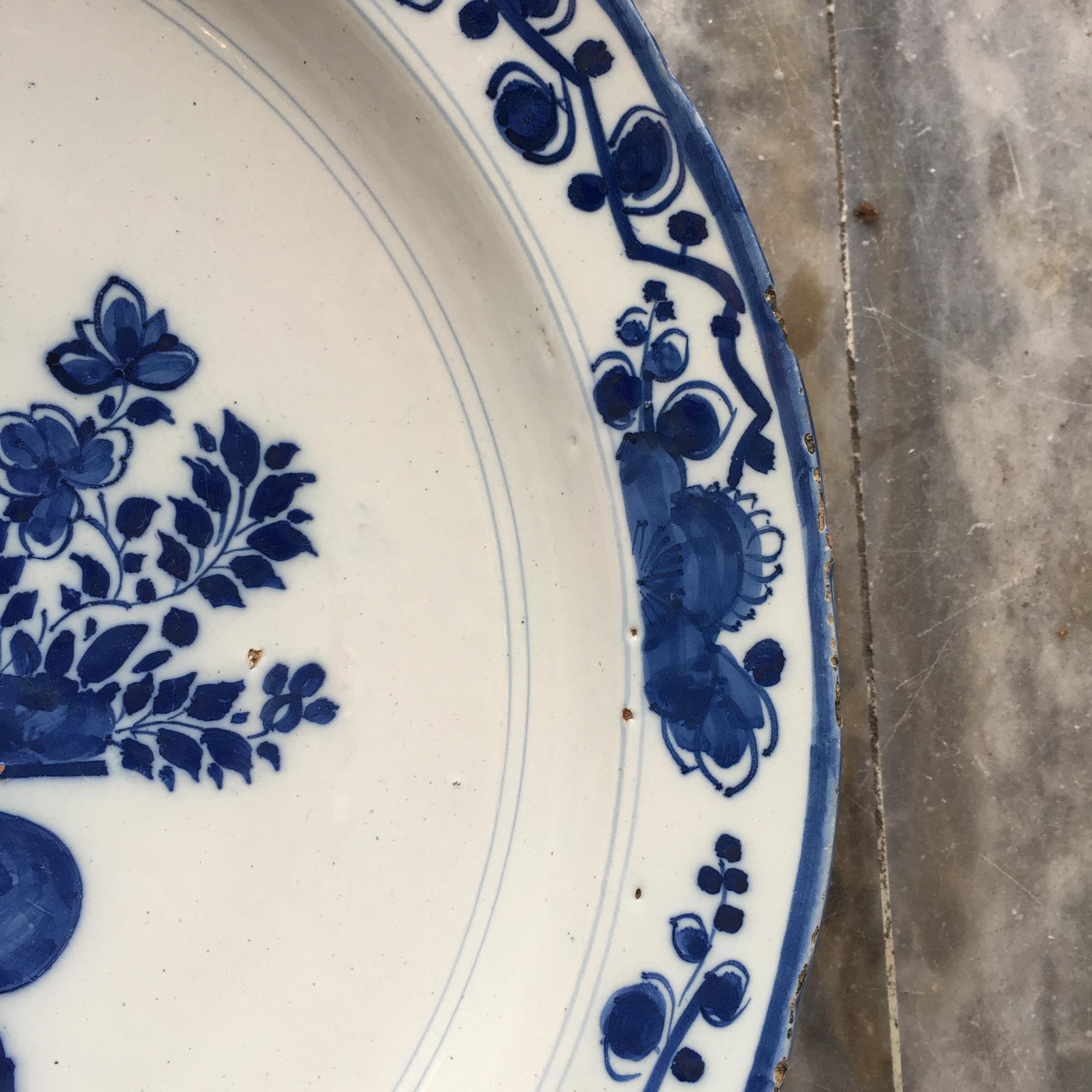 Large Dutch Delft Charger with Chinoiserie Flower Basket Design, 17th Century In Good Condition For Sale In AMSTERDAM, NH