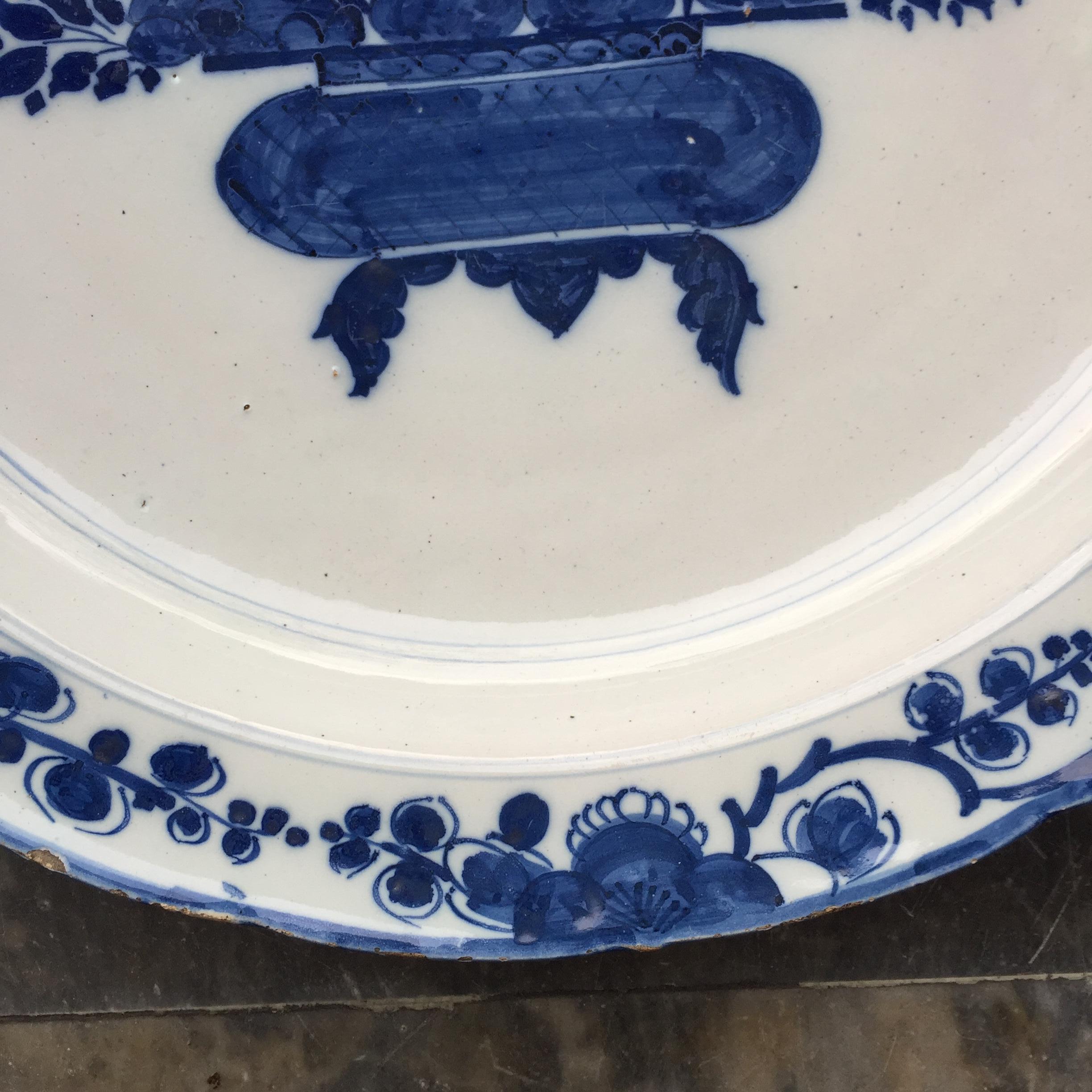 Cargador grande de Delft holandés con diseño de cesta de flores de Chinoiserie, Siglo XVII en Bueno estado para la venta en AMSTERDAM, NH