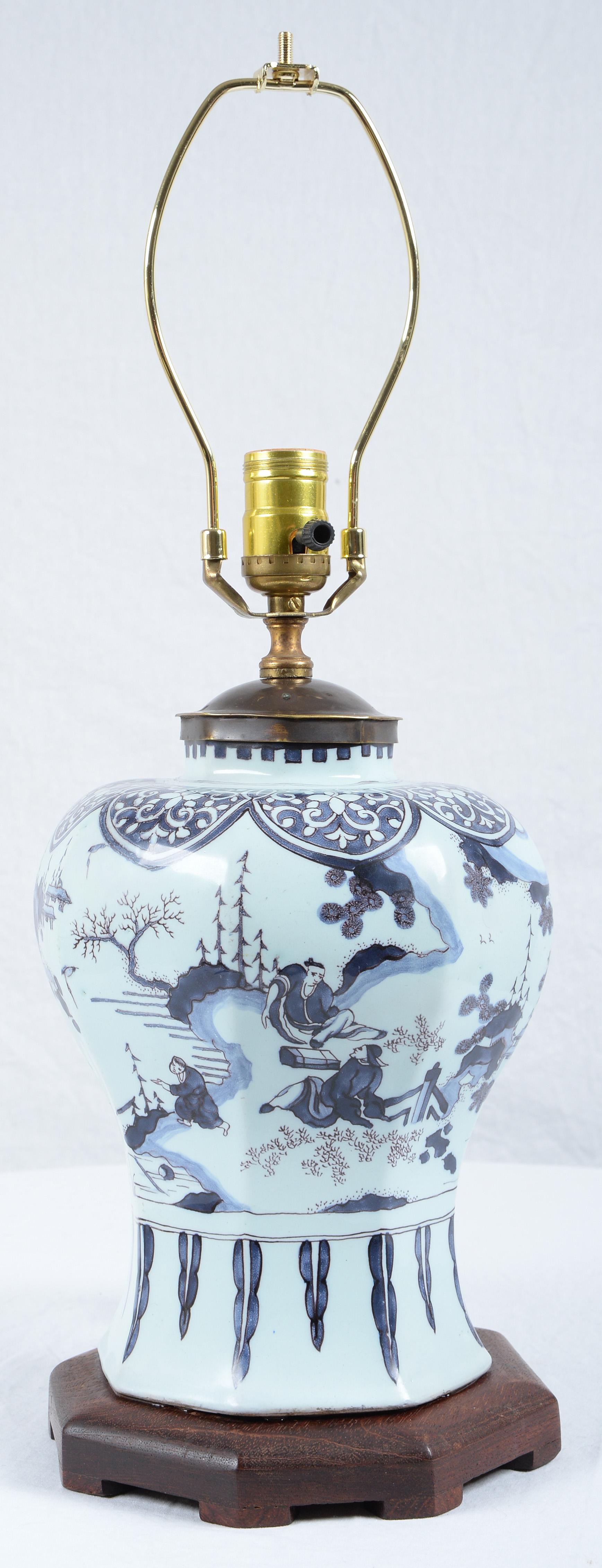 Fin du XVIIe siècle Grand vase balustre en faïence Delft bleu et blanc de Chinoiserie hollandaise Monté comme une lampe et nouvellement électrifié.
De forme octogonale, décorée de figures orientales dans un paysage.
Les dimensions indiquées ici