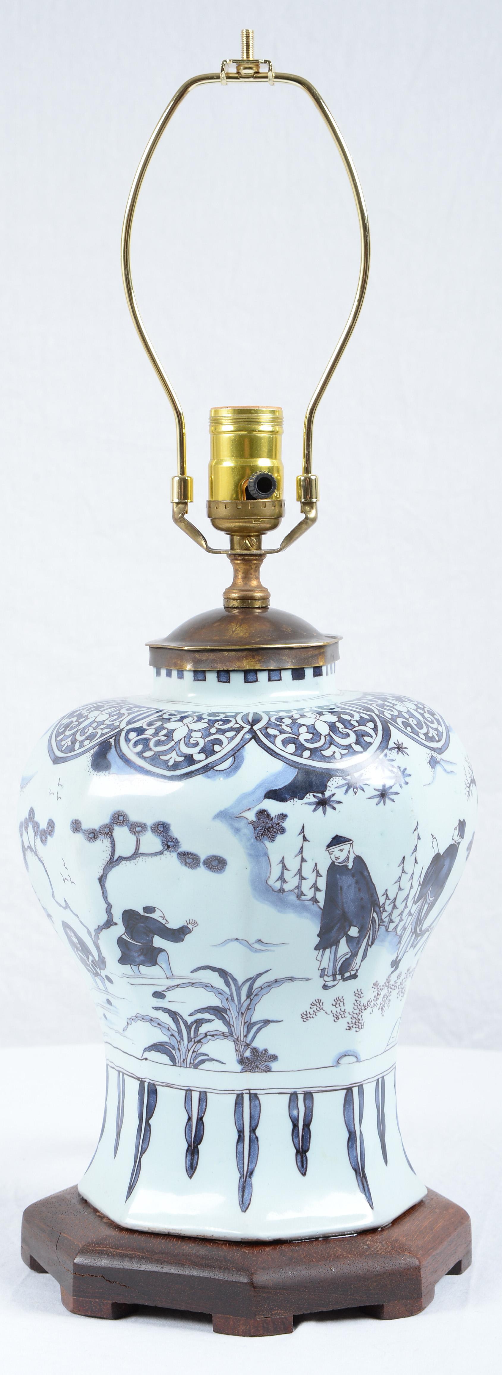 Néerlandais Grande lampe balustre en faïence de Delft bleue et blanche de style chinoiserie  en vente
