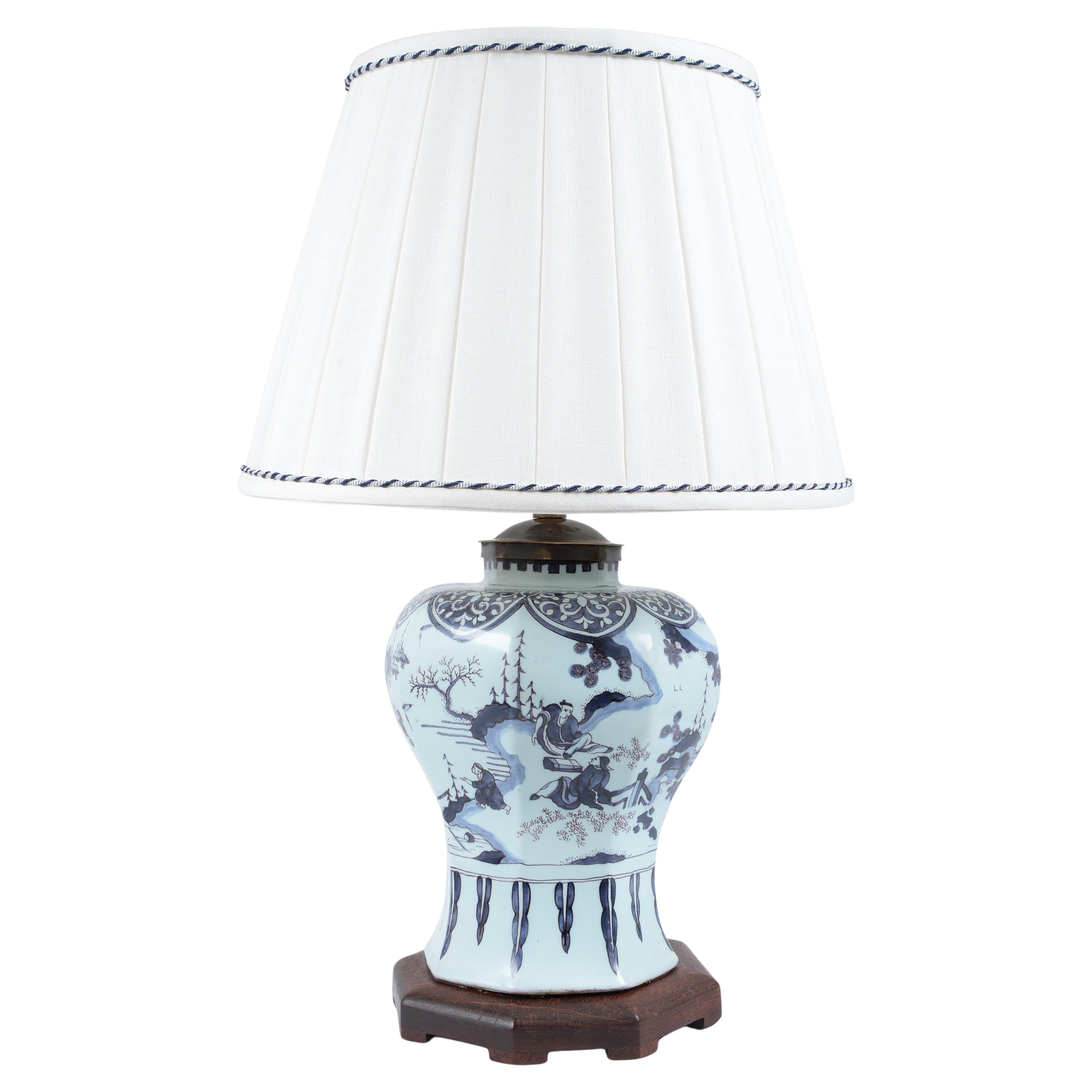 Grande lampe balustre en faïence de Delft bleue et blanche de style chinoiserie  en vente