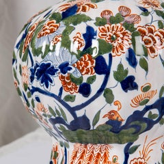 Paire de grands vases néerlandais en faïence de Delft peints à la main vers 1800, fabriqués par « The Claw »