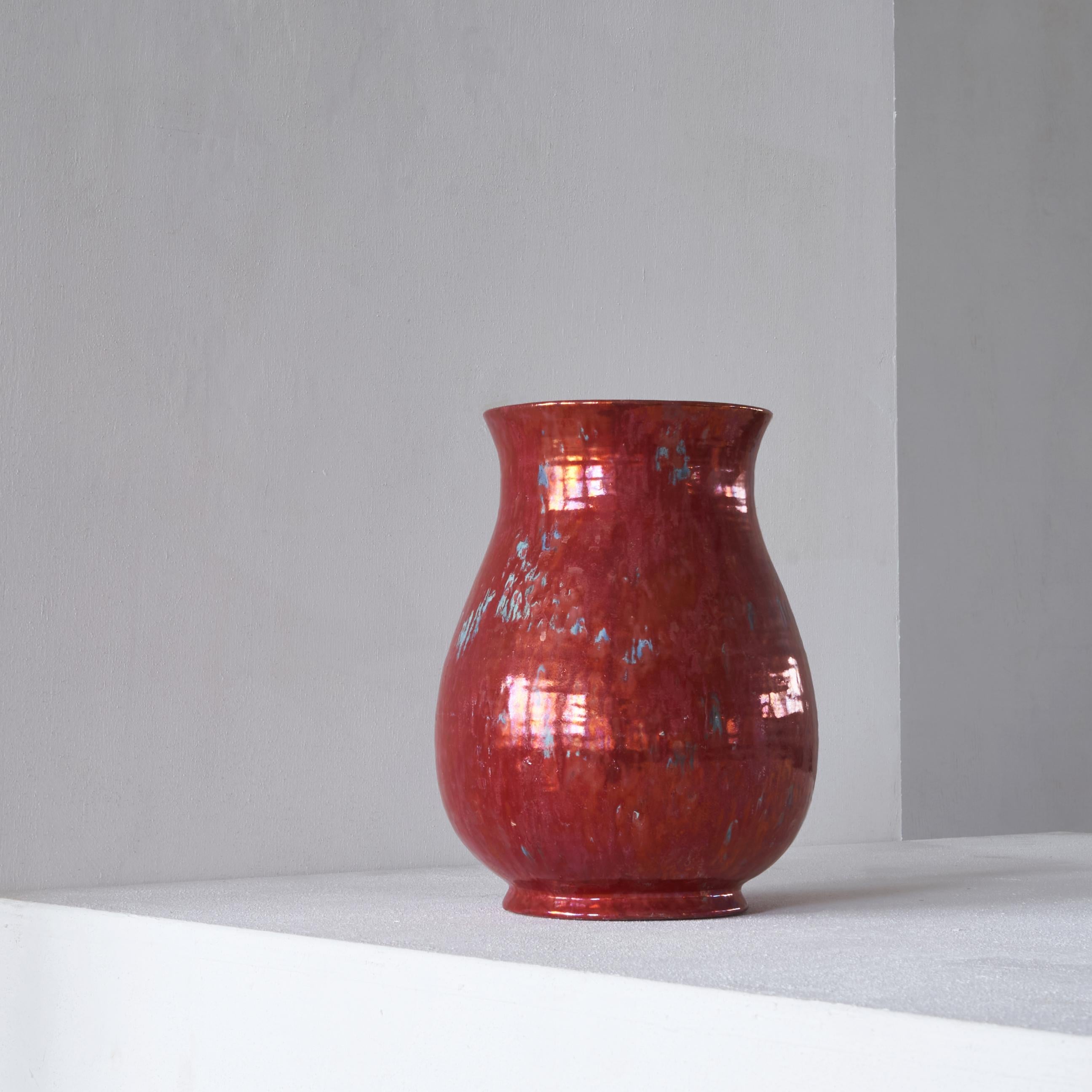 Autre Grand vase néerlandais de Delft émaillé rouge métallisé par De Porceleyne Fles, 1900 en vente