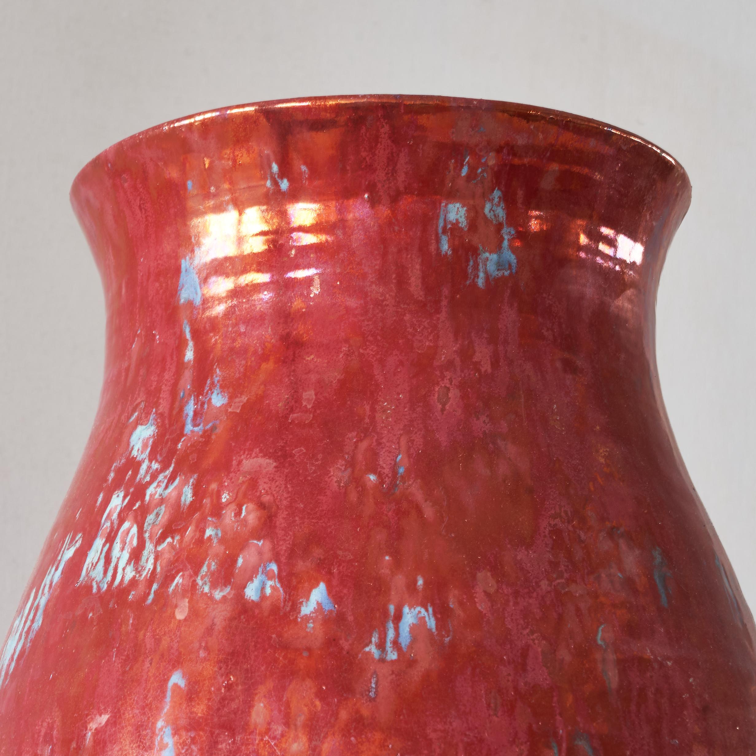 Vernissé Grand vase néerlandais de Delft émaillé rouge métallisé par De Porceleyne Fles, 1900 en vente