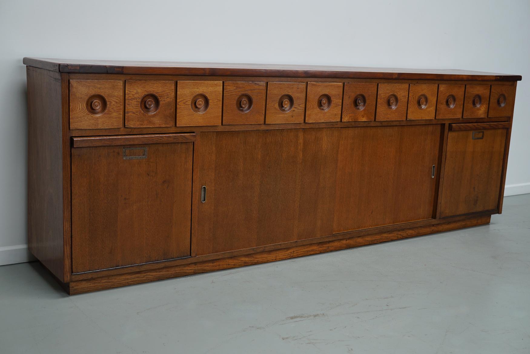 Gran botica industrial holandesa de roble, hacia 1950 en venta 3